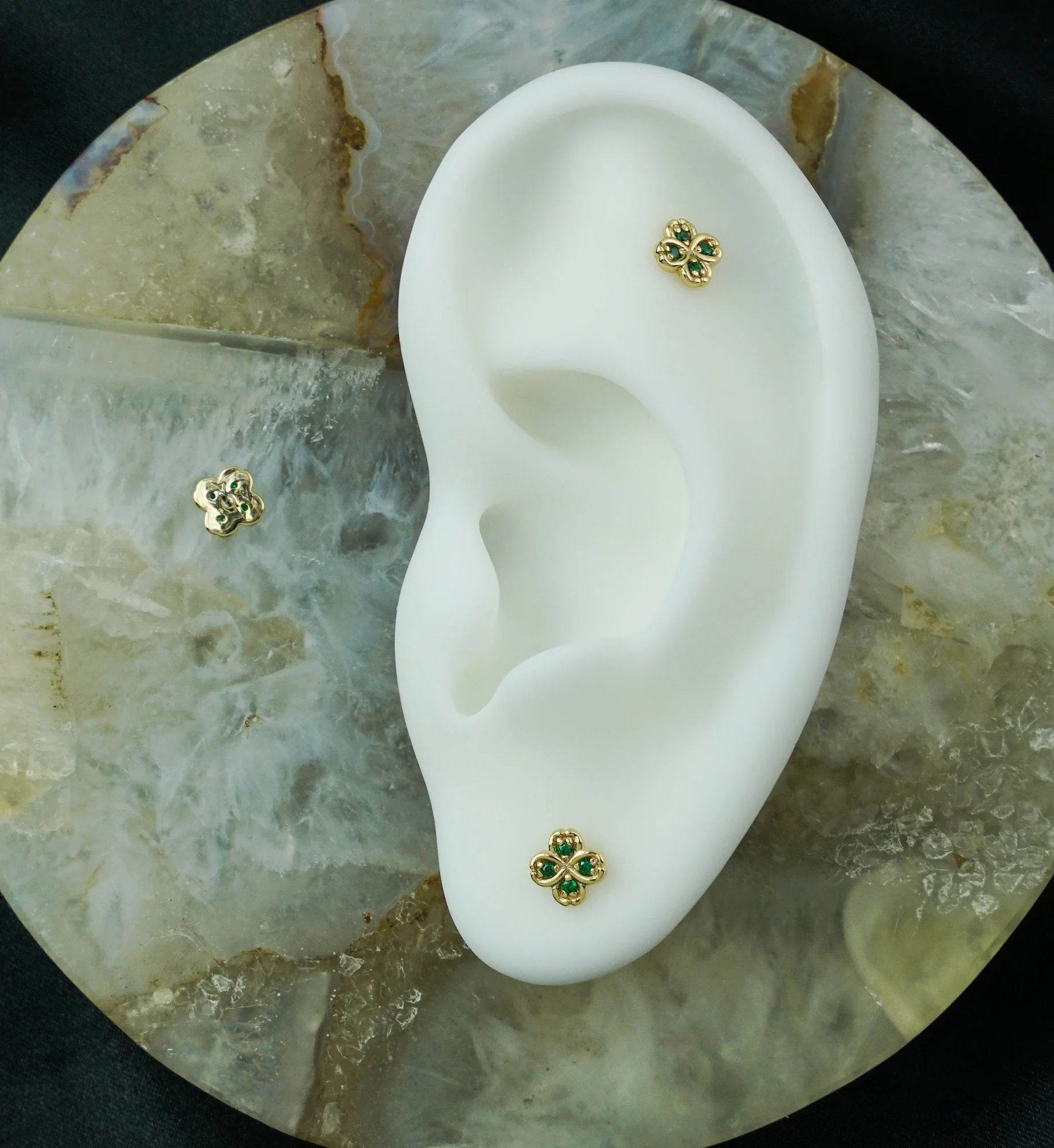 14kt Gold Clover Emerald CZ Threadless Top - Image 2