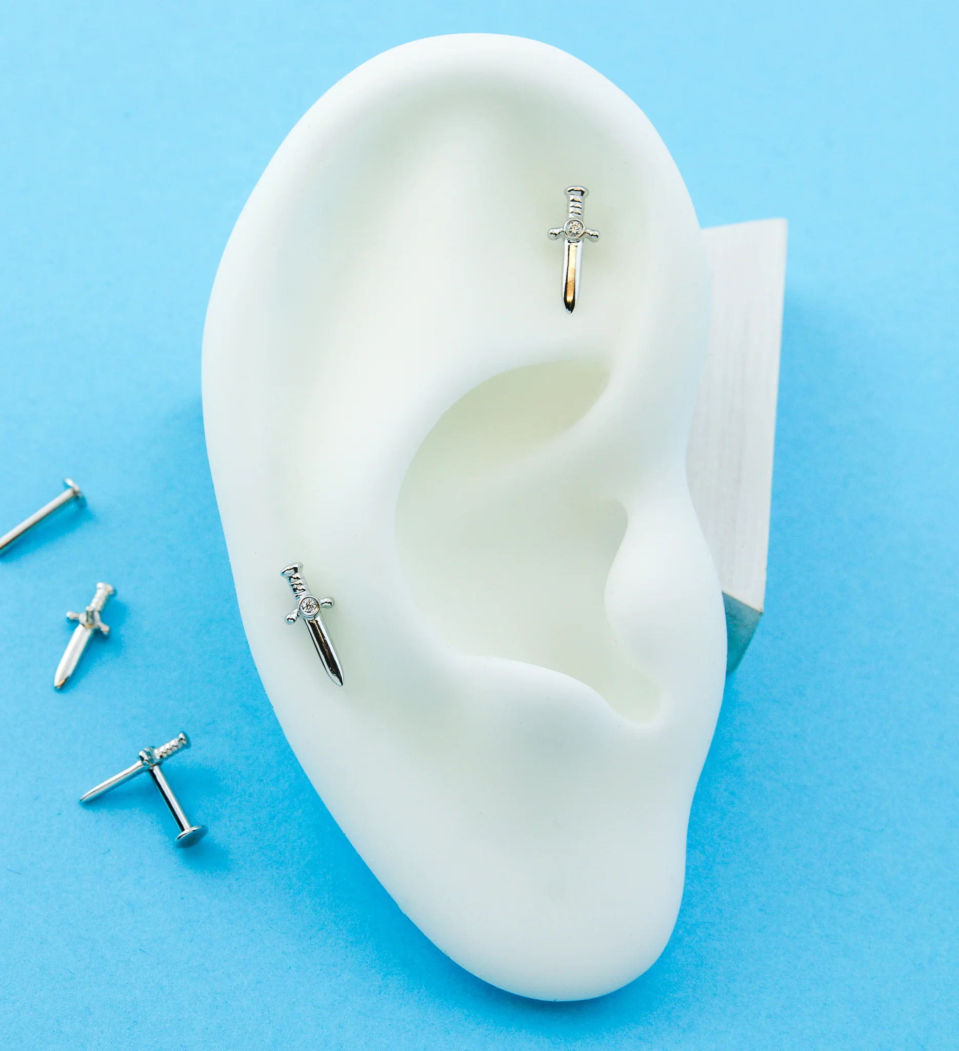 14kt White Gold Dagger Clear CZ Internally Threaded Labret - Image 2