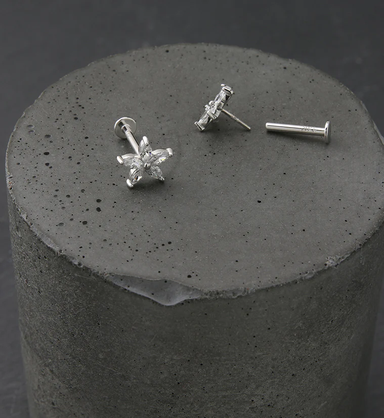 14kt White Gold Starflower CZ Threadless Labret - Image 2