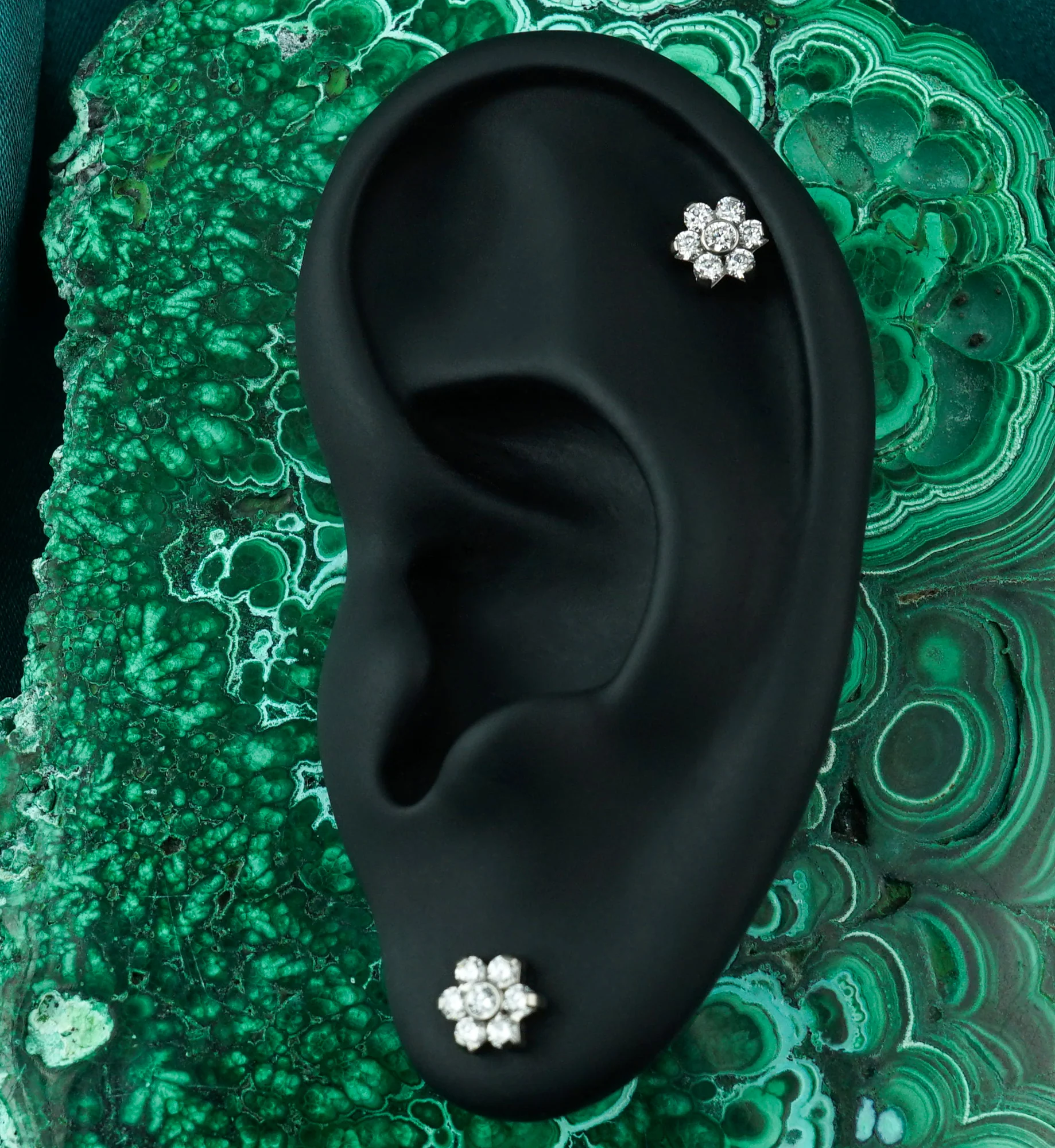 16G CZ Flower Titanium Labret Post - Image 2