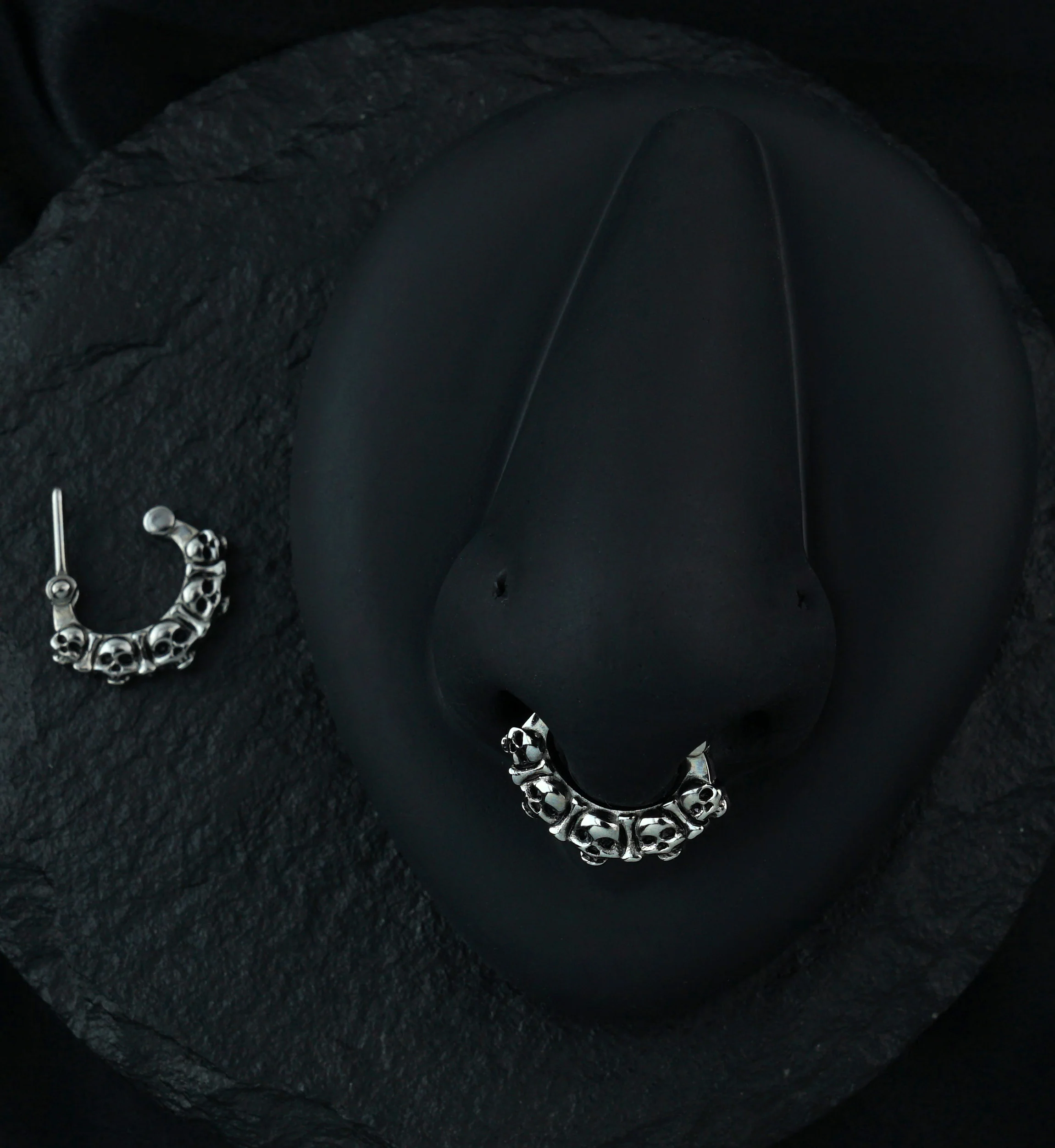 16G Silver Skulls Hinged Clicker Ring - Image 2