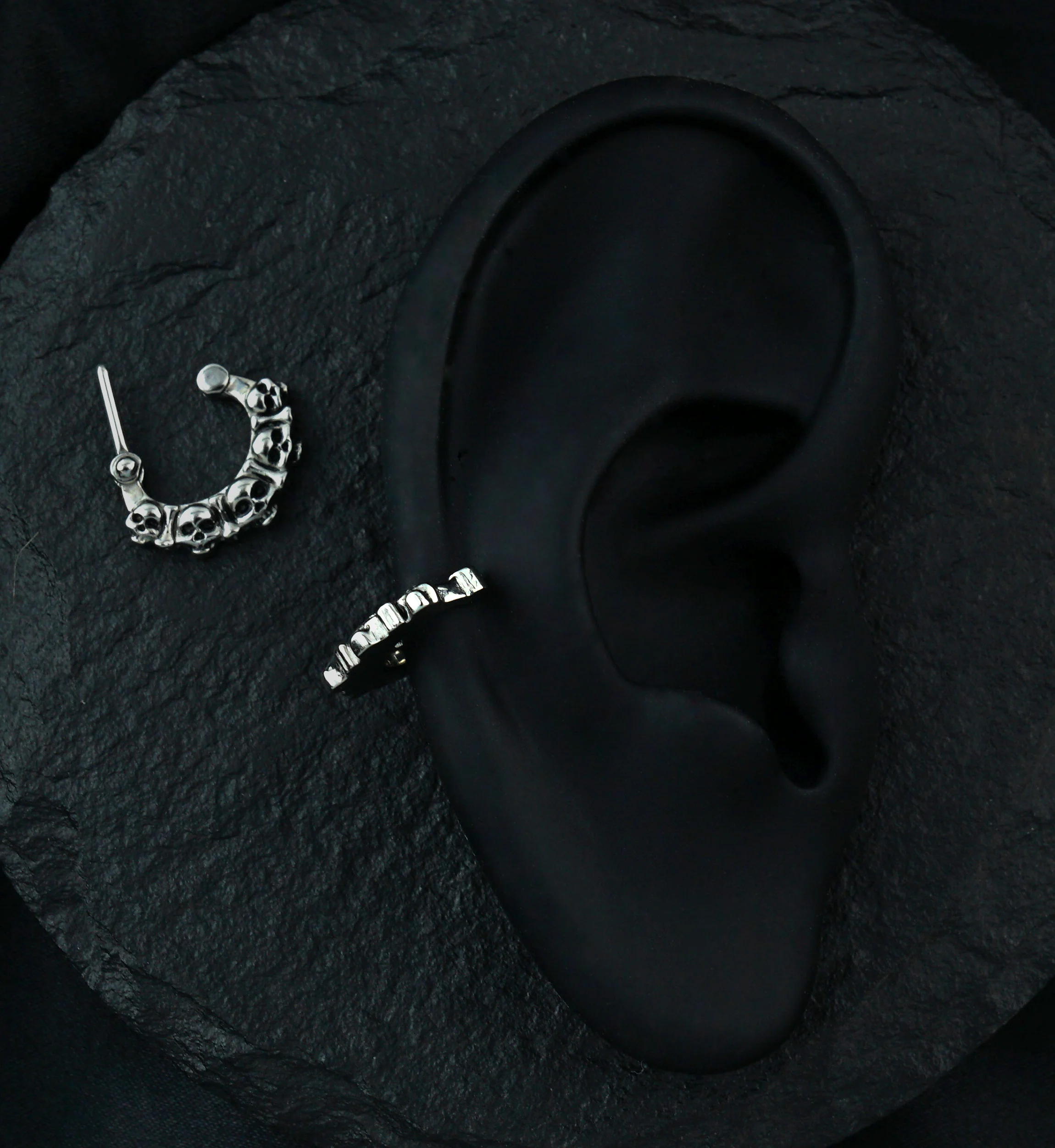 16G Silver Skulls Hinged Clicker Ring - Image 3