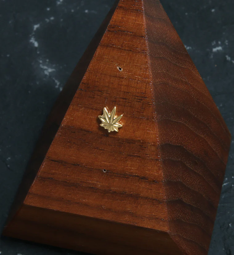 24kt Gold PVD Hemp Leaf Threadless Titanium Top - Image 2