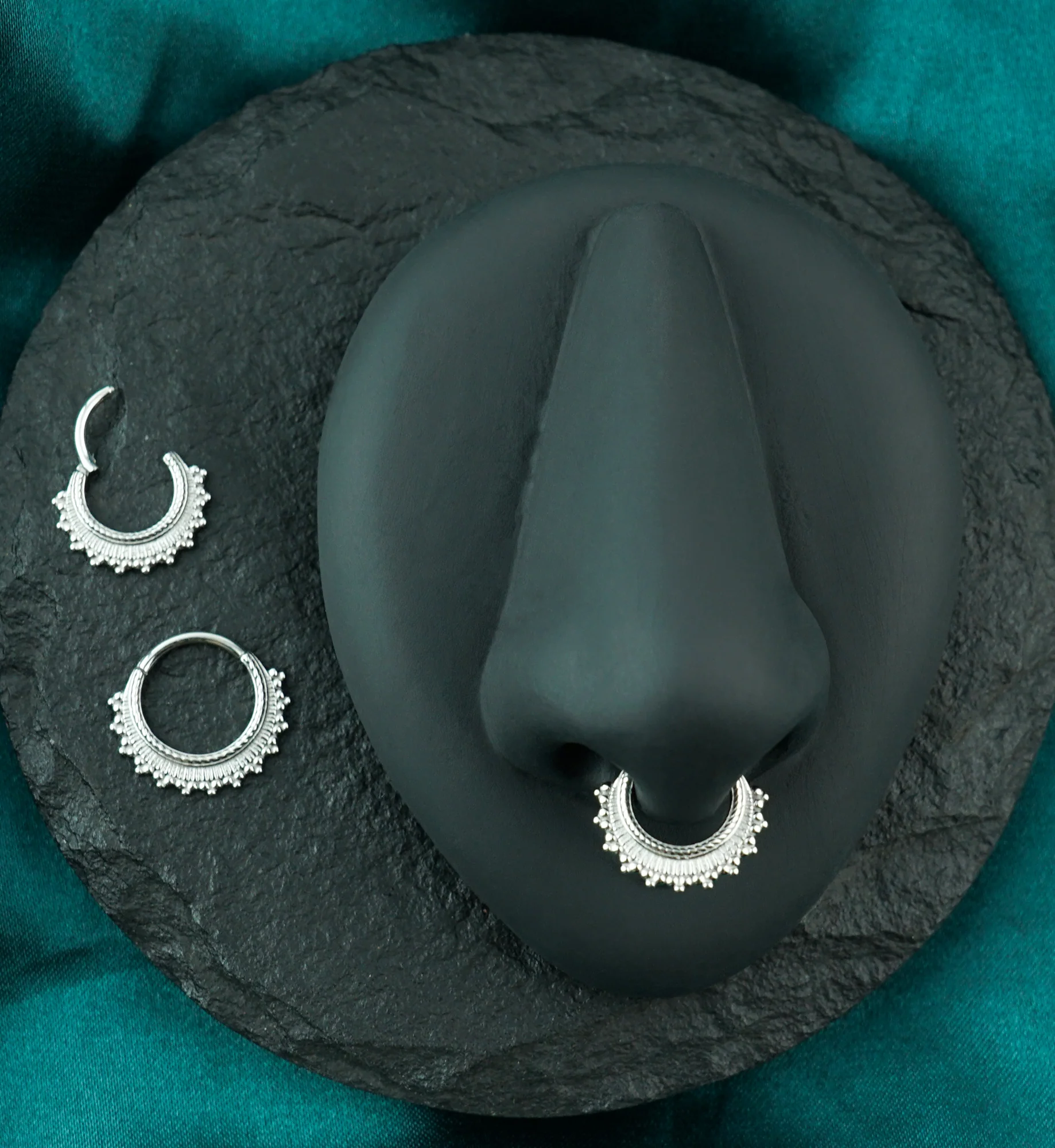 Beaded Ridge Stainless Steel Hinged Segment Ring - Image 2