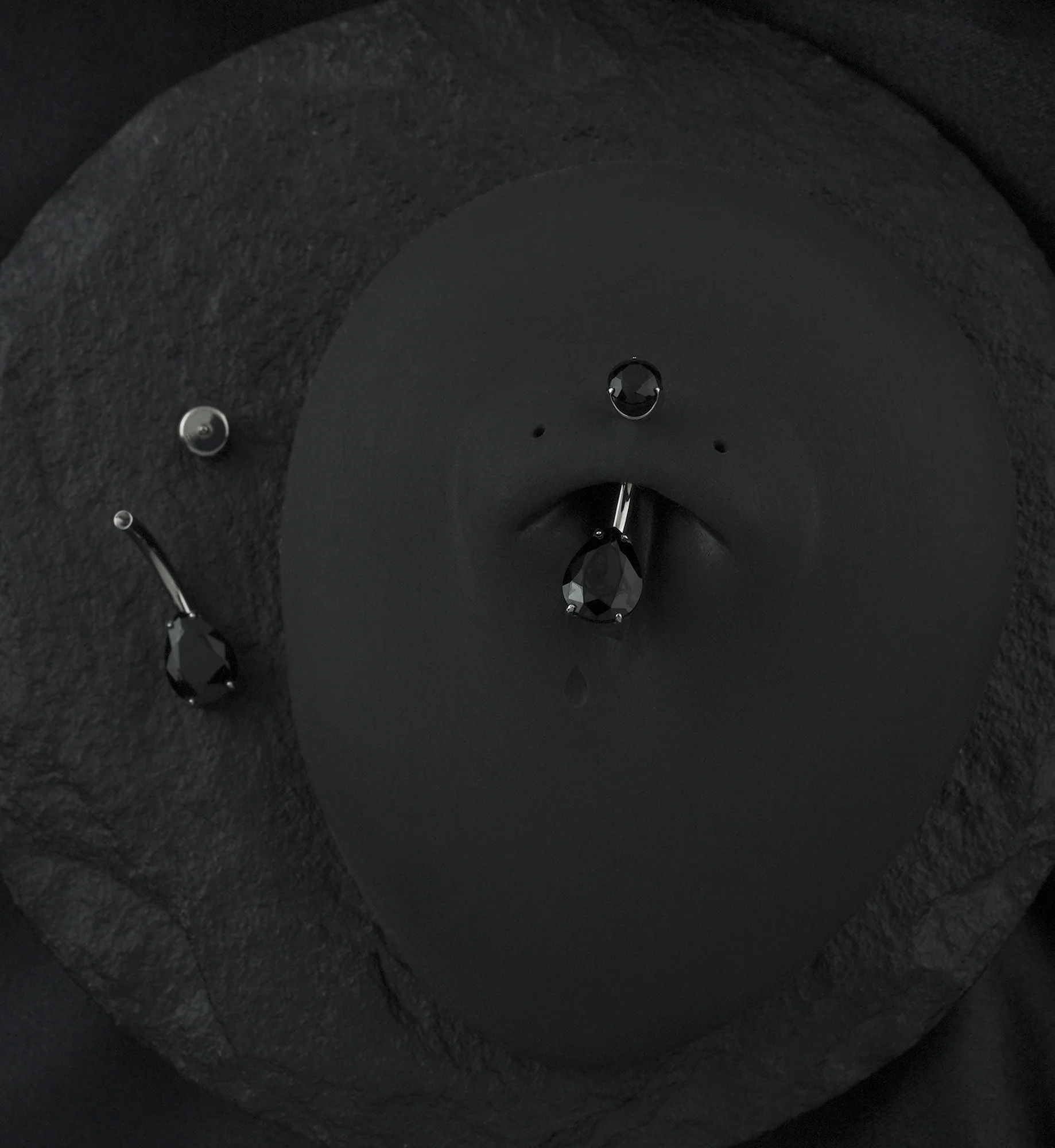 Black Agate Teardrop Internally Threaded Titanium Belly Button Ring - Image 2