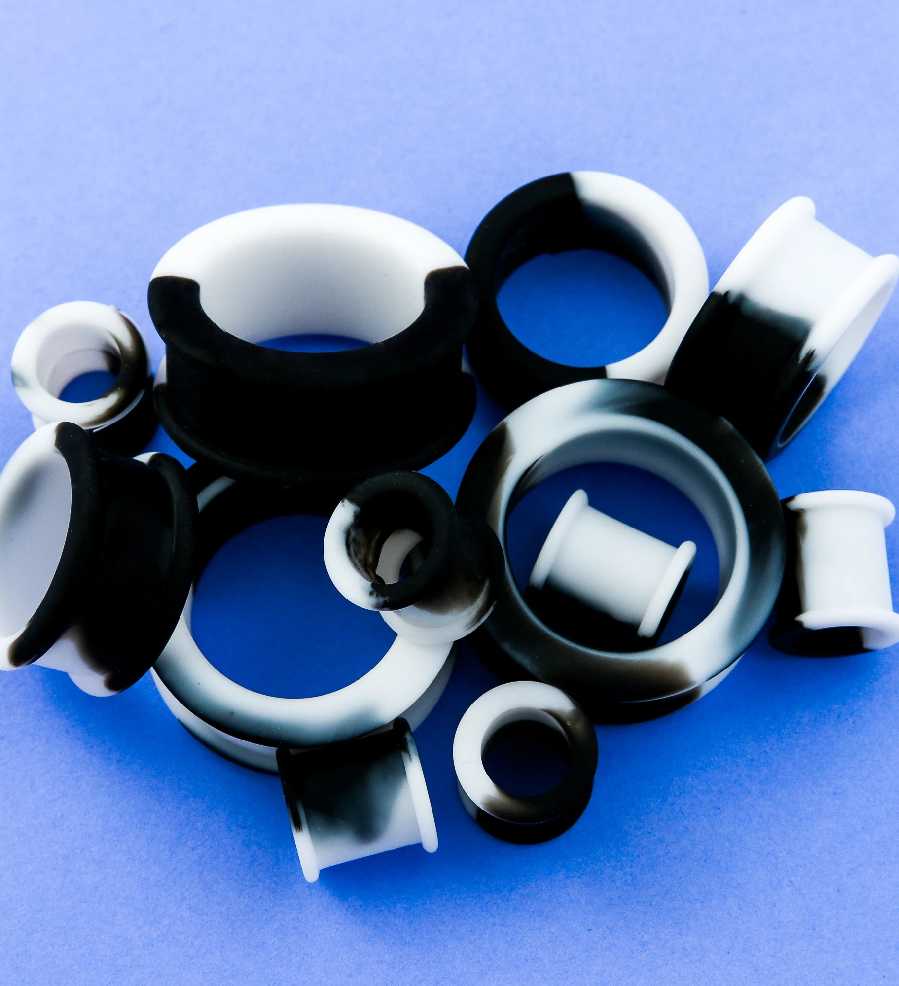 Black And White Double Flare Silicone Tunnel Plugs - Image 2