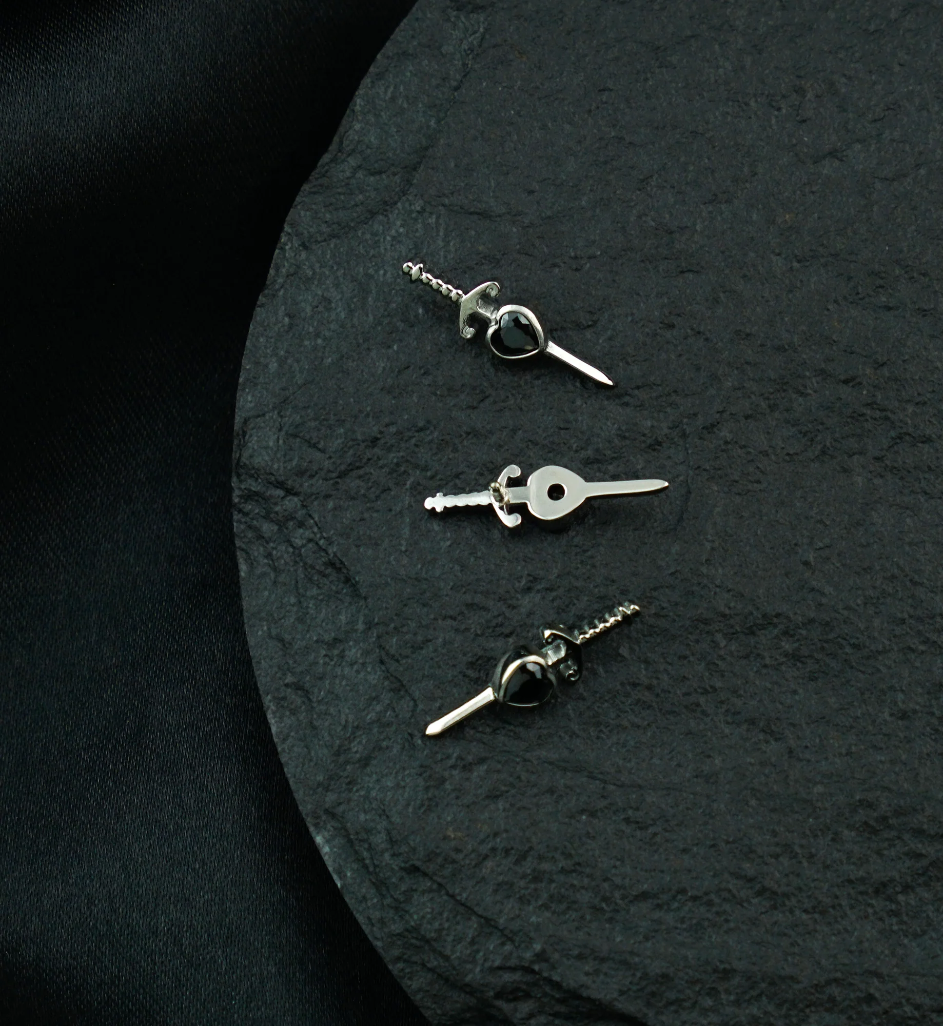Black CZ Heart Dagger Titanium Internally Threaded Top - Image 2