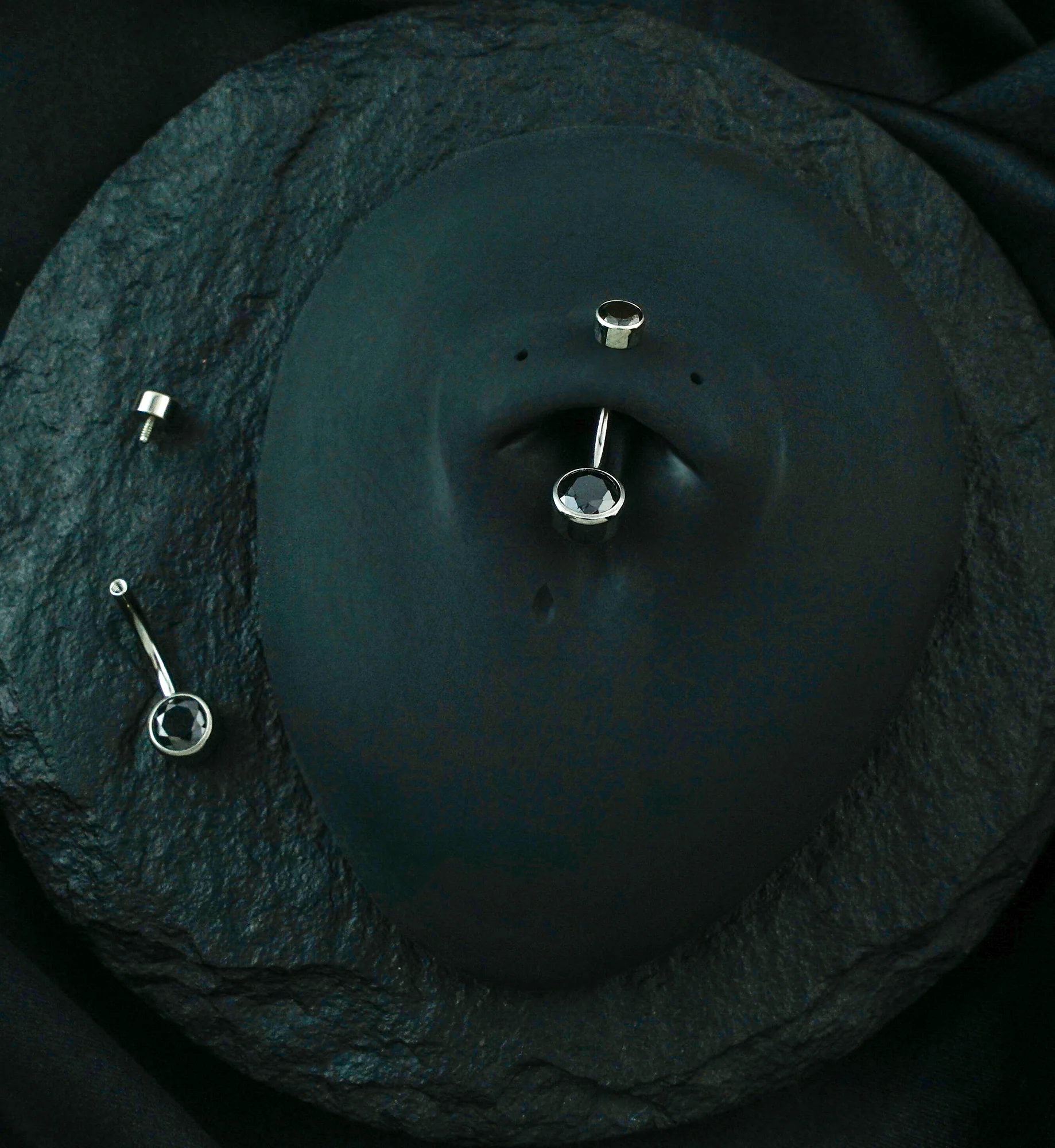 Black Double Flat Bezel CZ Titanium Belly Button Ring - Image 3