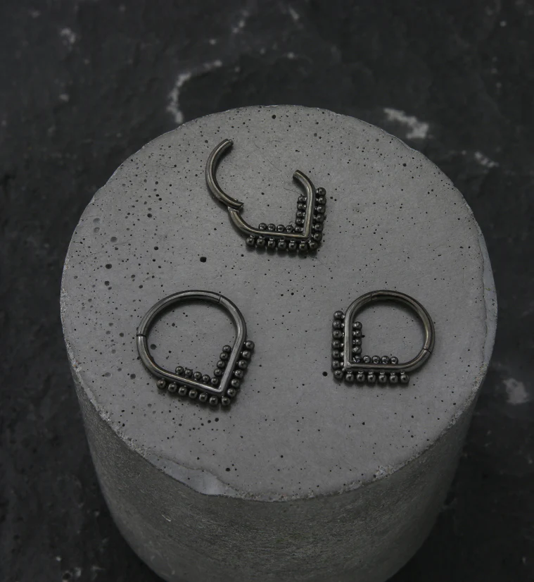Black PVD Beaded Point Titanium Hinged Segment Ring - Image 2