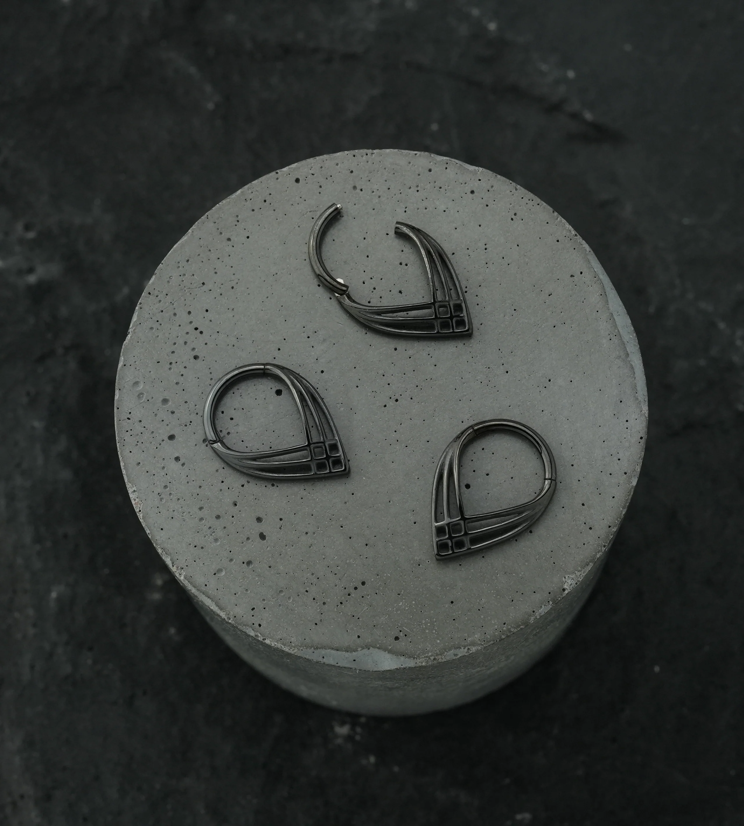 Black PVD Crosshatch Point Stainless Steel Hinged Segment Ring - Image 2