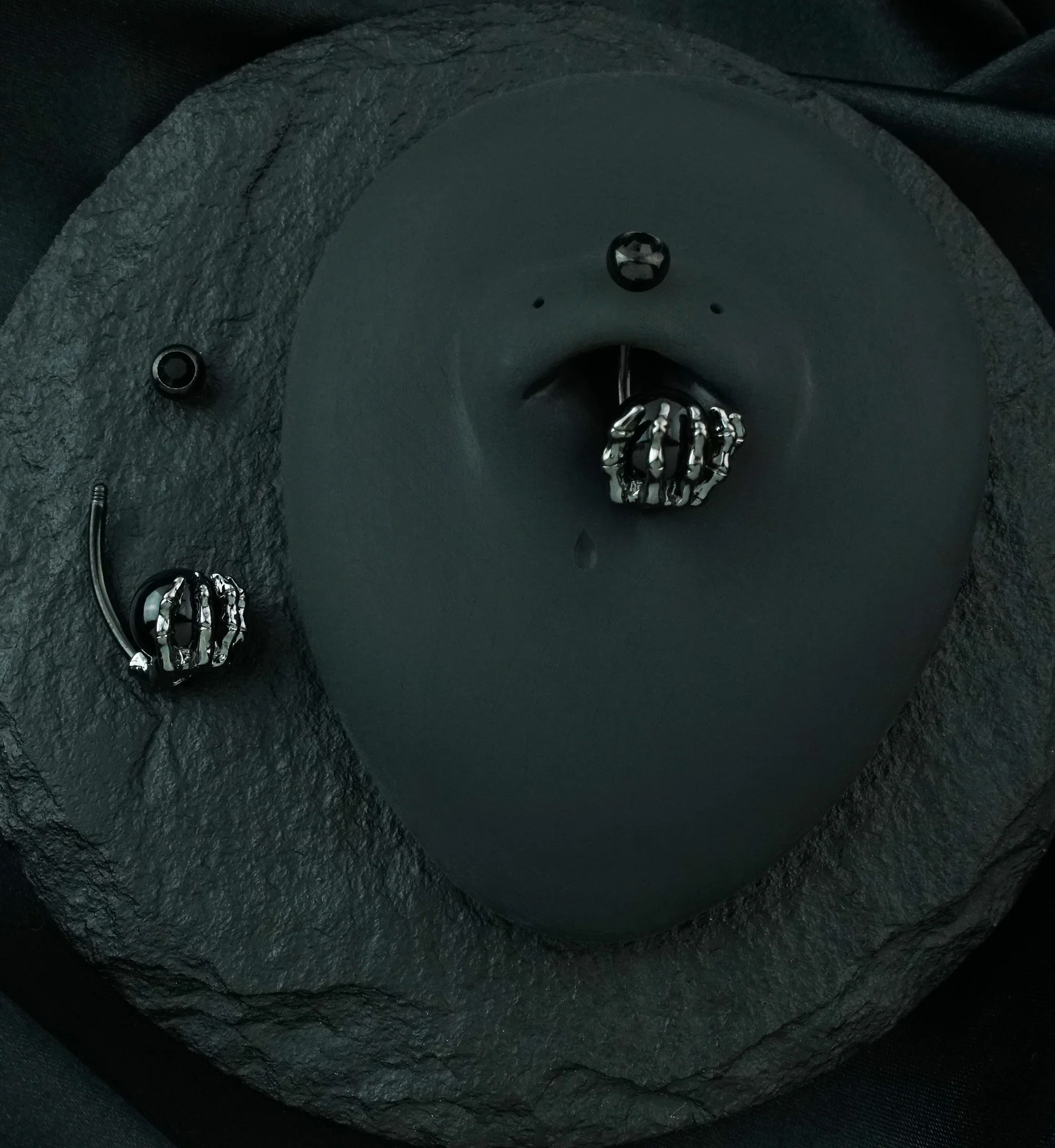 Black PVD Skeletal Palm Black Onyx And Hematite Belly Button Ring - Image 2