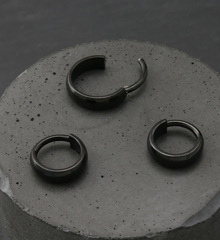 Black PVD Smooth Titanium Hinged Segment Ring - Image 2