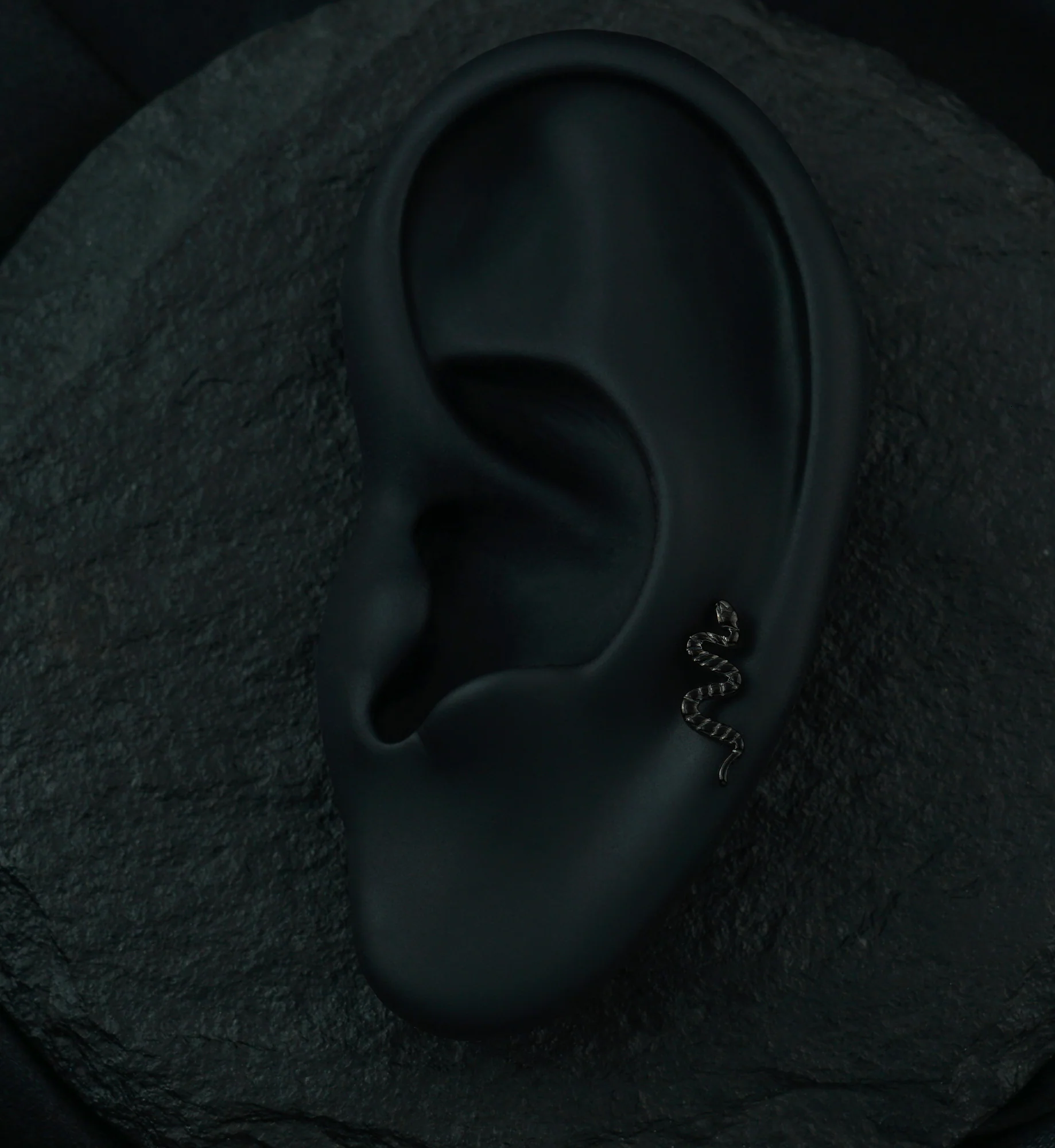 Black PVD Snake Titanium Threadless Labret - Image 3