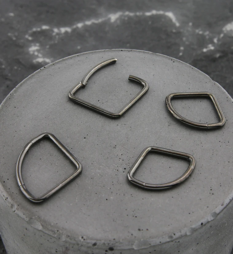 Black PVD Wide Triangle Titanium Hinged Segment Ring - Image 2