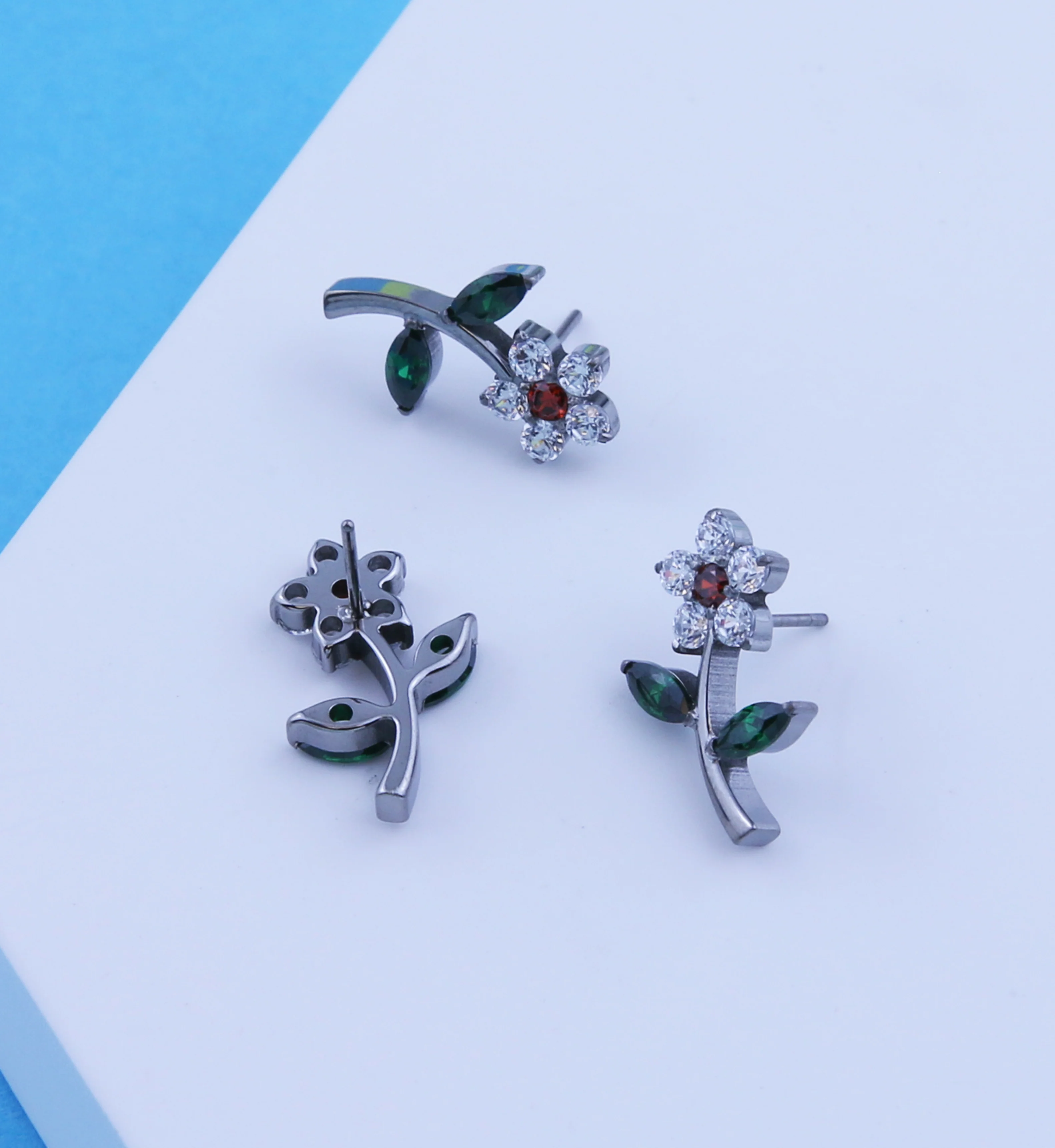 Blooming Flower CZ Titanium Threadless Top - Image 2