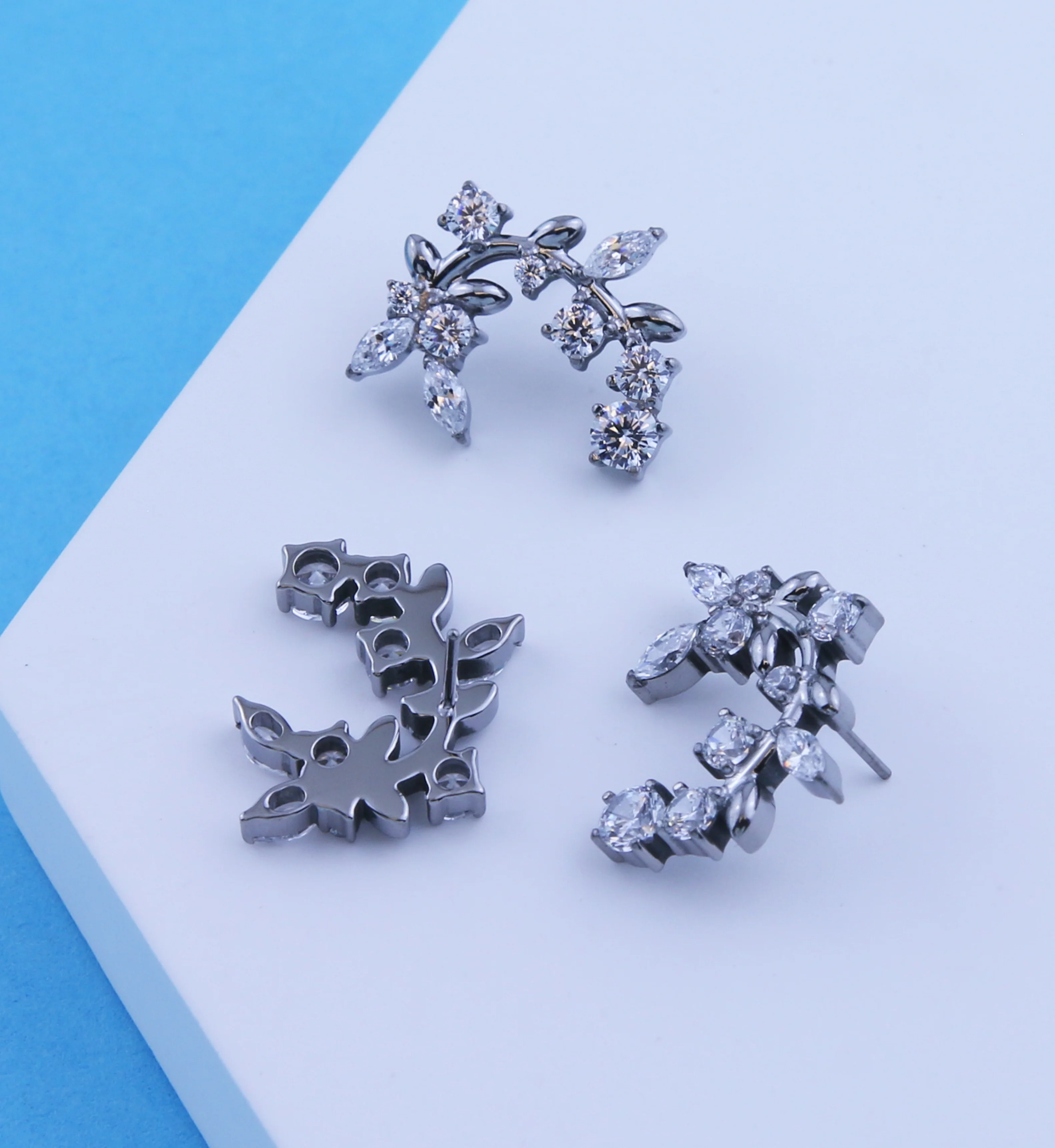 Blooming Vine Clear CZ Titanium Threadless Top - Image 2