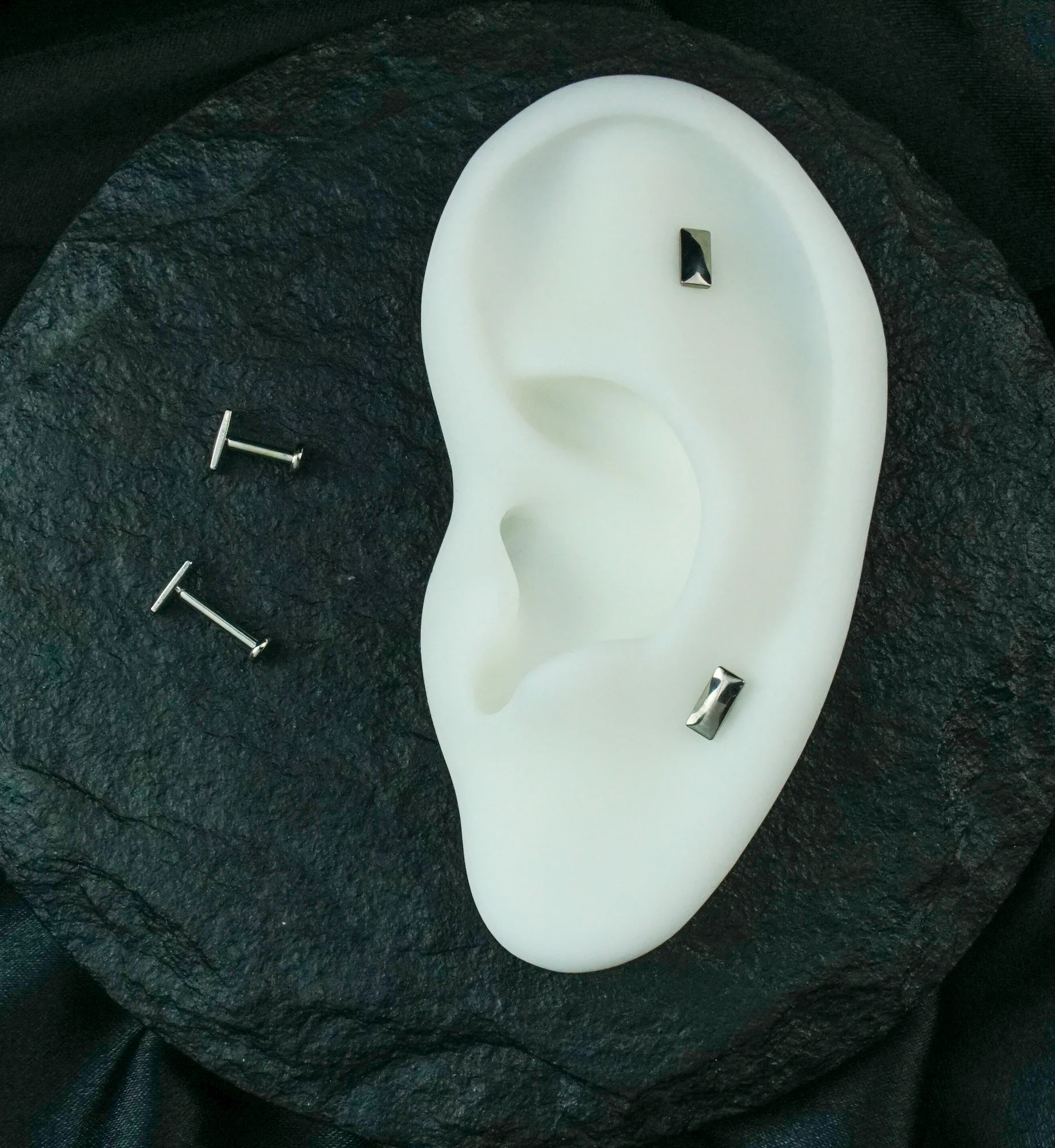 Stake Internally Threaded Titanium Flat Disk Labret - Image 2