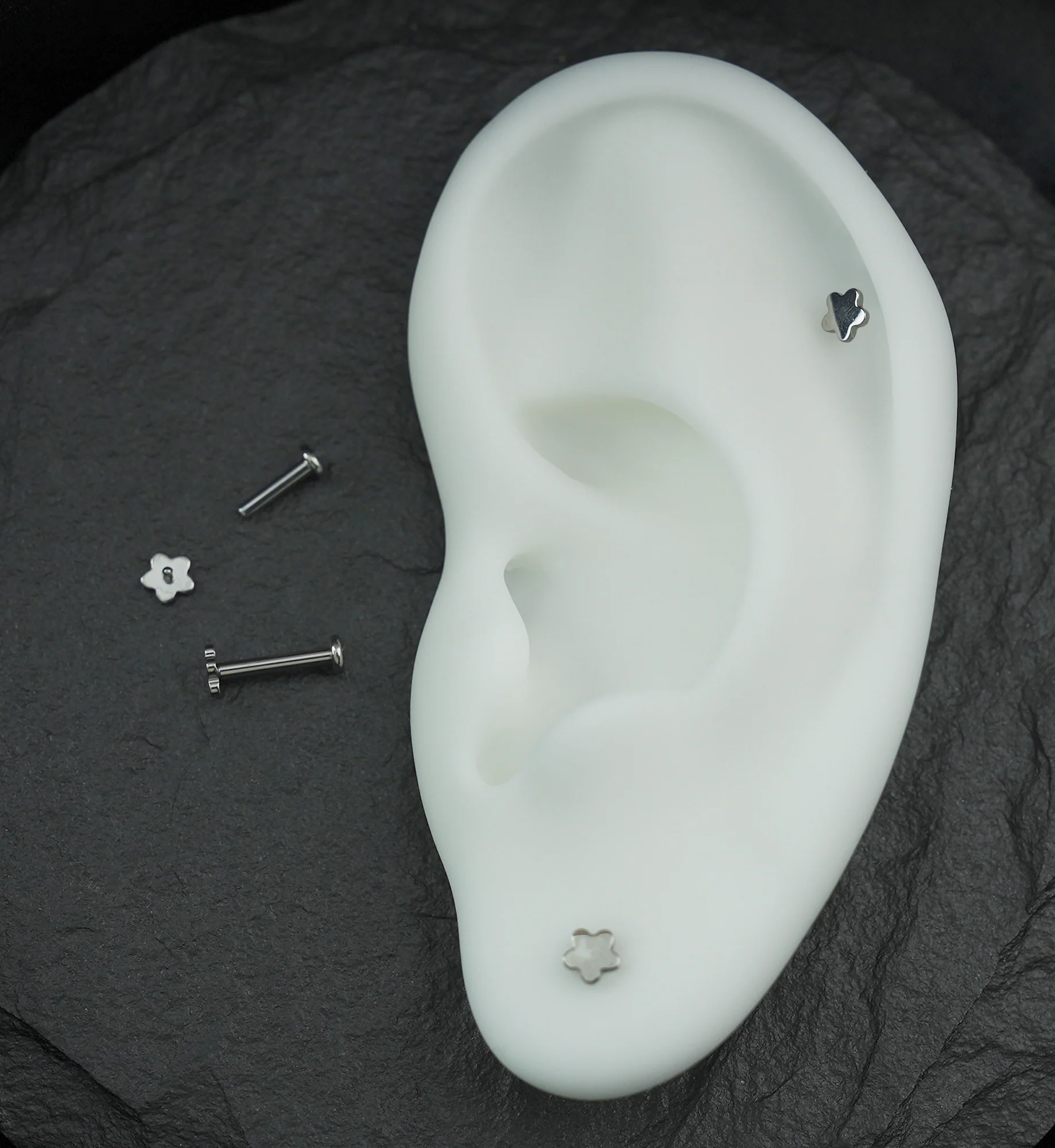 Bubble Flower Internally Threaded Titanium Labret - Image 2