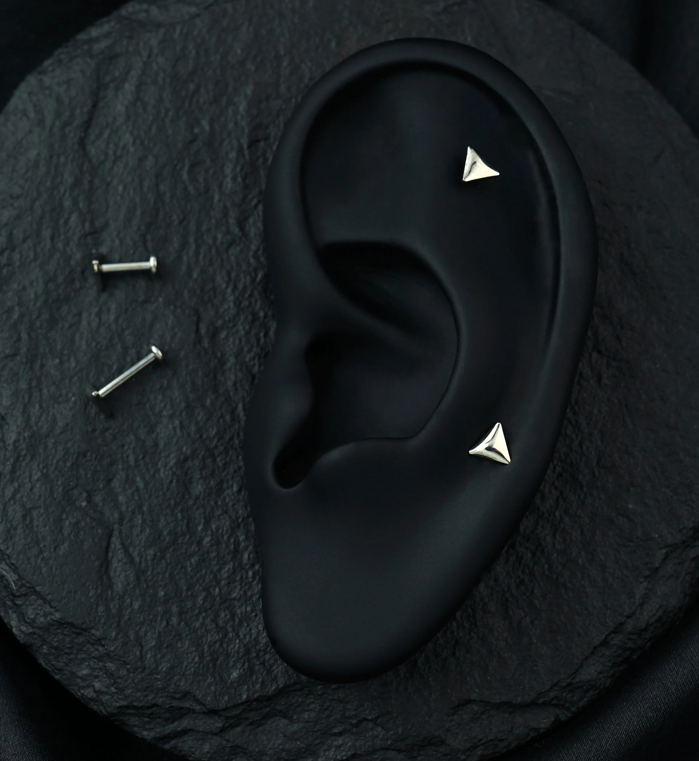 Compact Triangle Internally Threaded Titanium Flat Disk Labret - Image 2