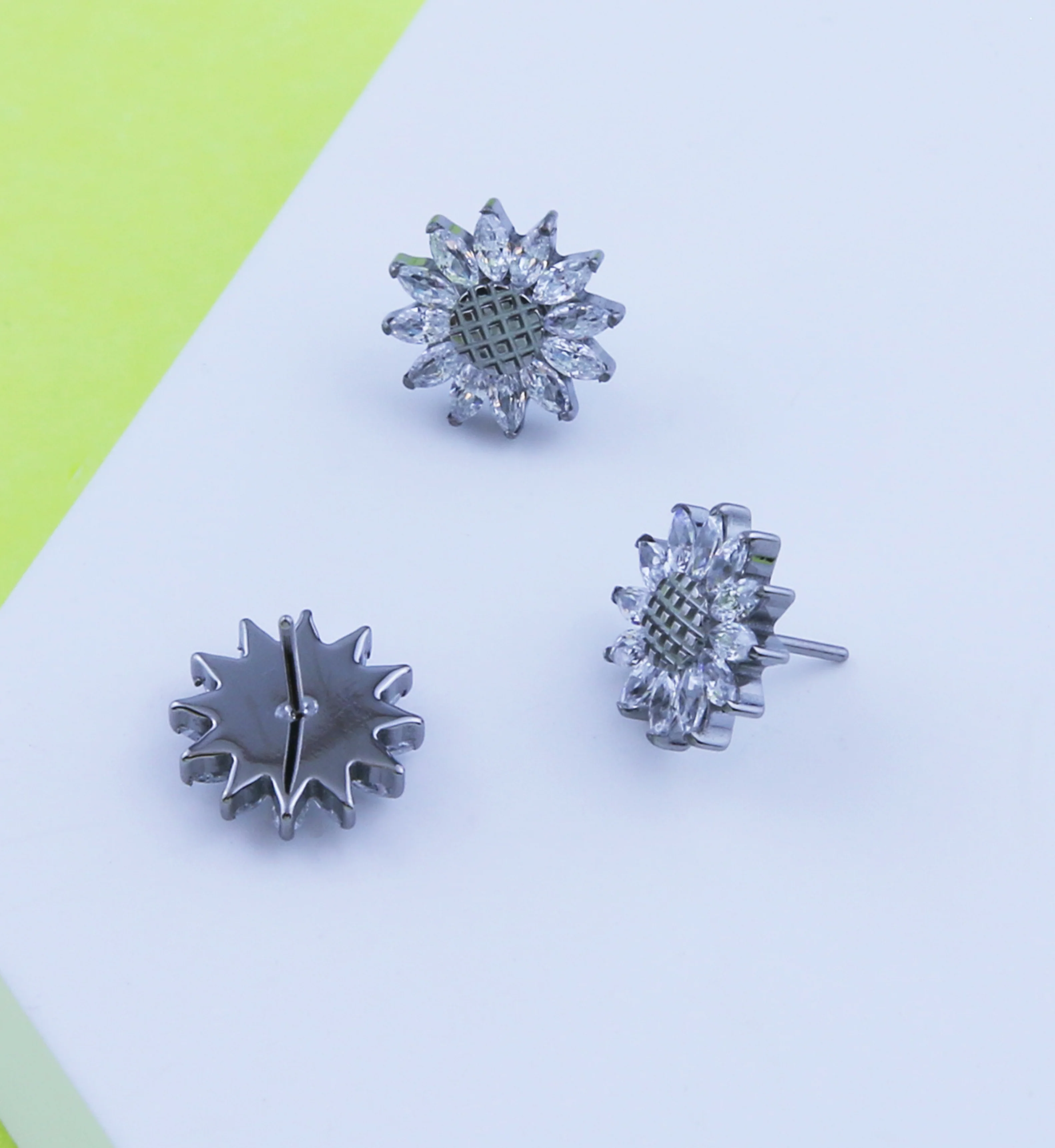 Crosshatch Sunflower Clear CZ Titanium Threadless Top - Image 2
