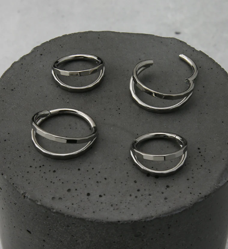Double Crinkle Titanium Hinged Segment Ring - Image 2