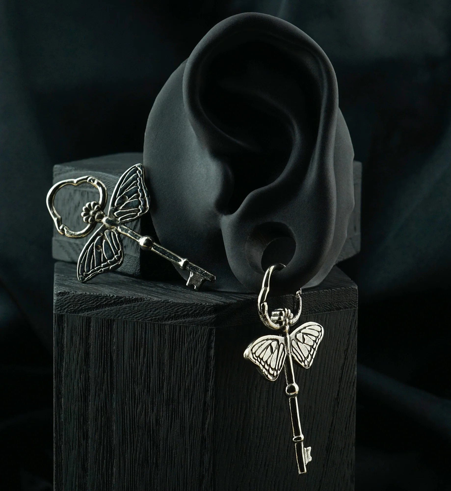 Dragonfly Key White Brass Hinged Ear Weights - Image 3