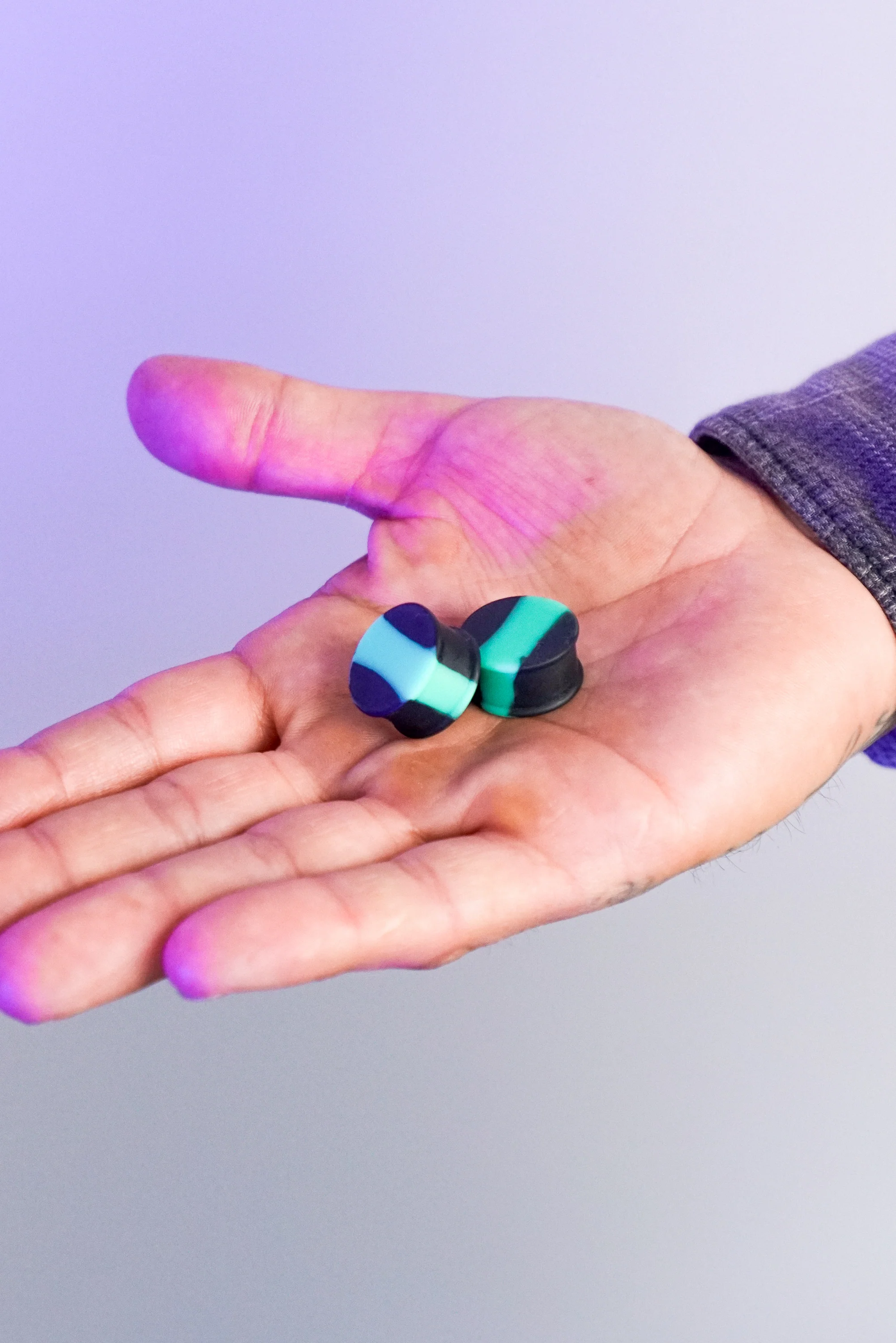 Emerald And Black Double Flare Silicone Plugs - Image 8