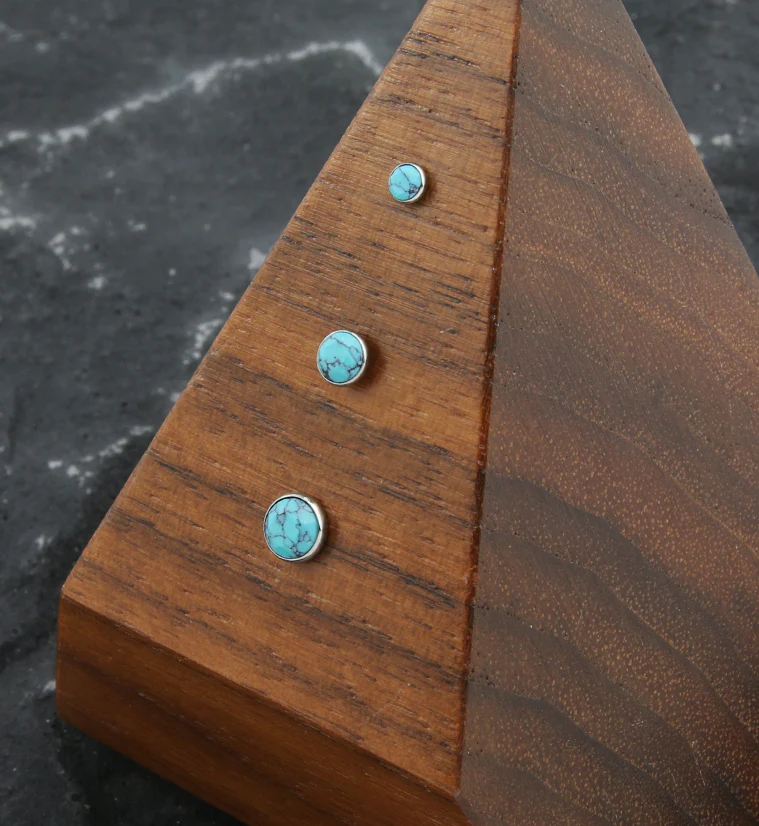 Faceted Faux Turquoise Stone Titanium Threadless Top - Image 2
