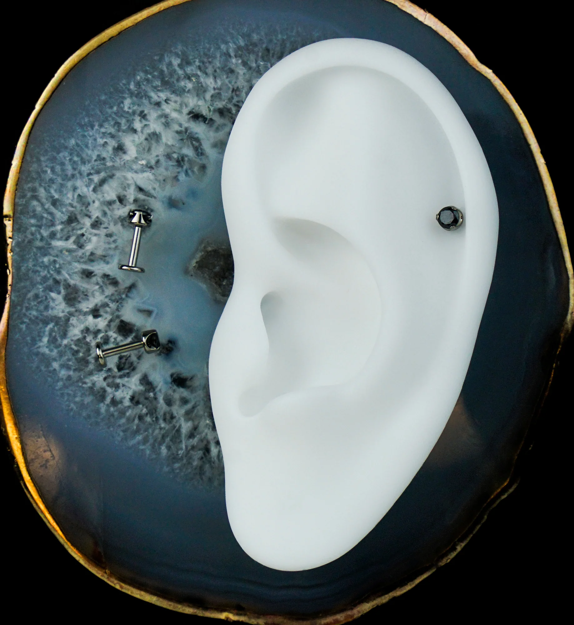Flat Back Prong Black CZ Internally Threaded Titanium Labret - Image 2