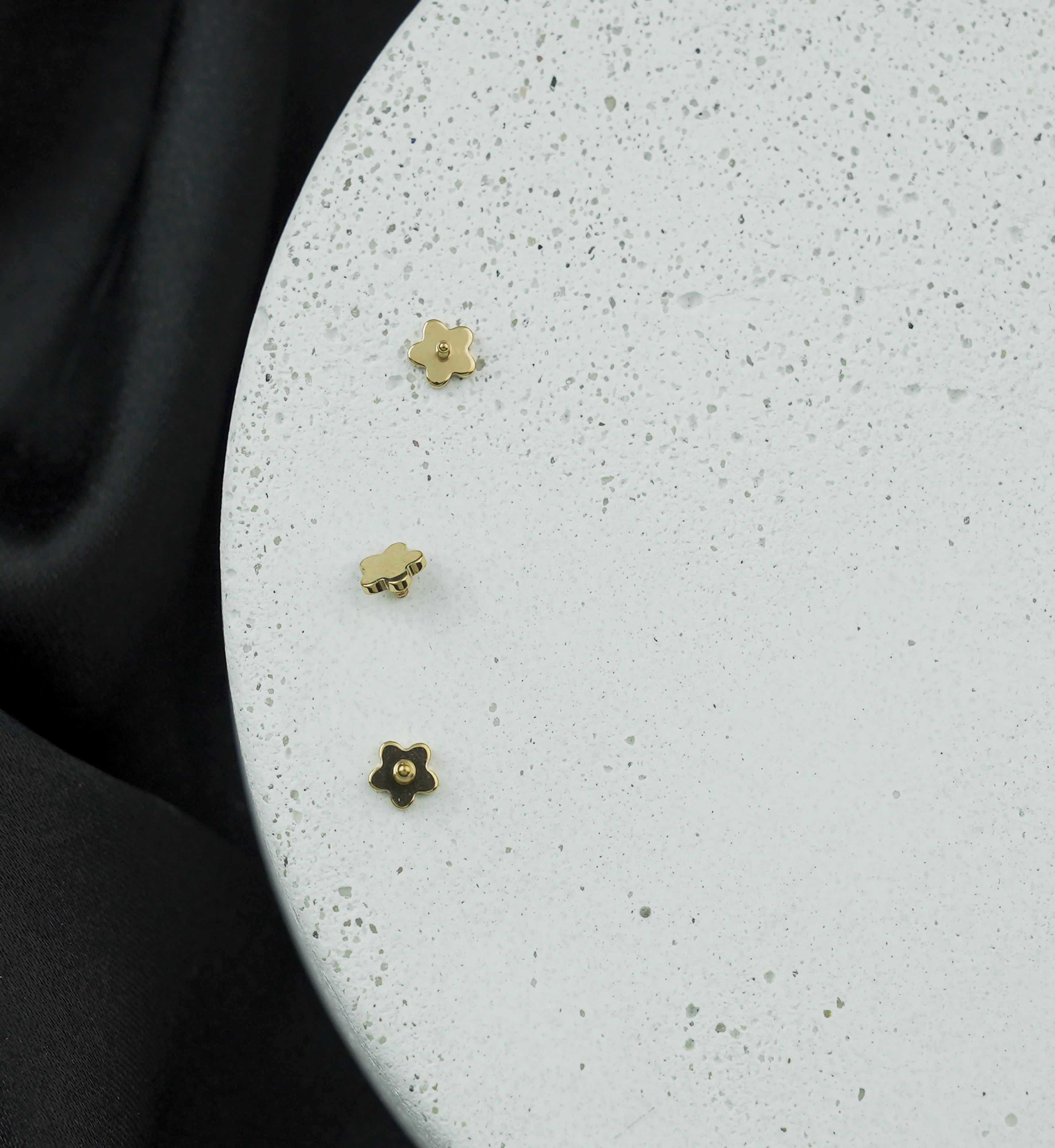 Gold PVD Bubble Flower Titanium Internally Threaded Top - Image 2