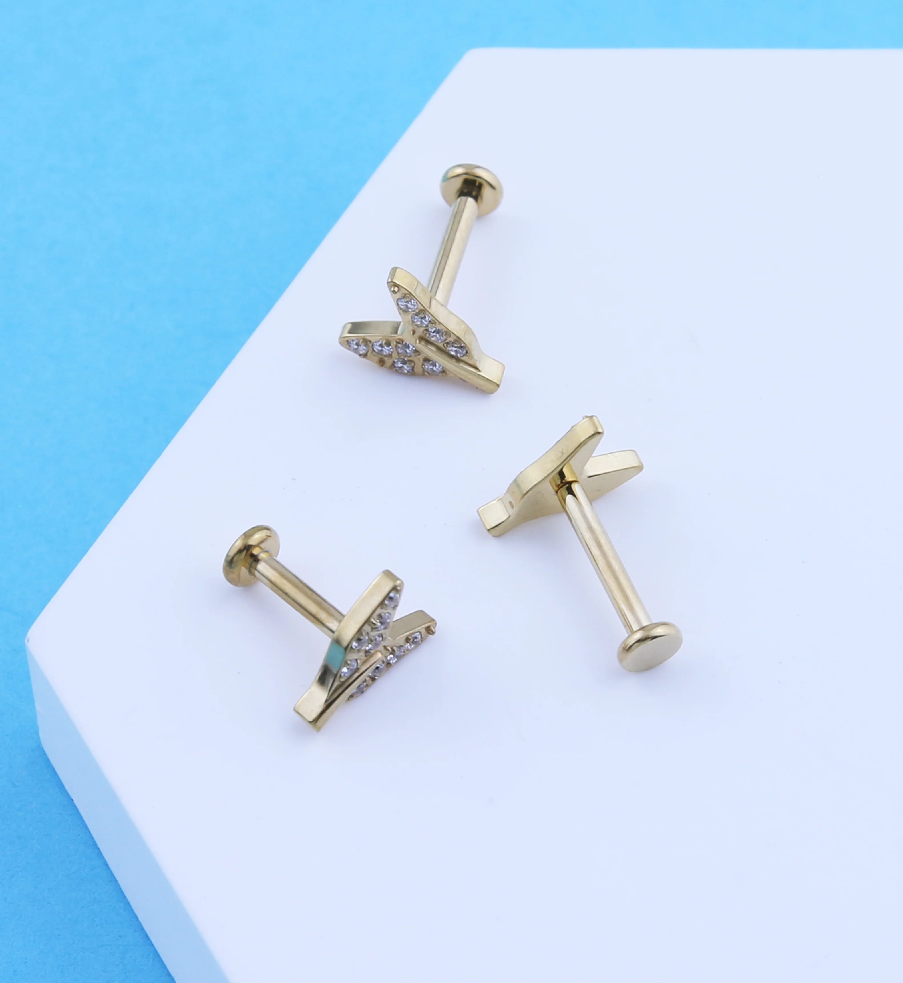 Gold PVD Tail Fin Clear CZ Internally Threaded Titanium Labret - Image 2