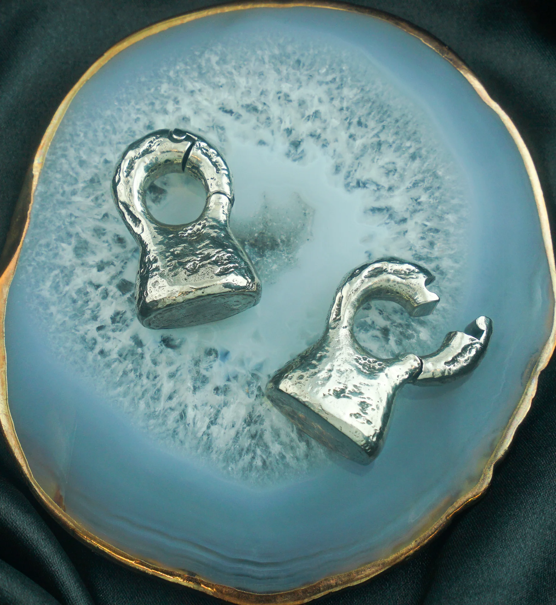 Hammered Bell White Brass Hinged Ear Weights - Image 2