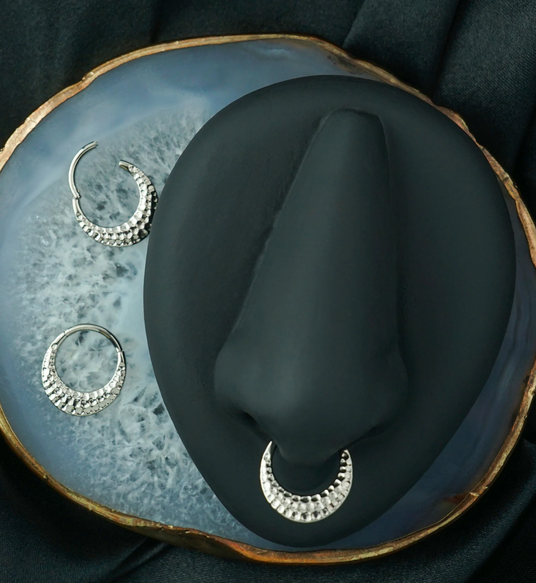 Hammered Hoop Titanium Hinged Segment Ring - Image 2