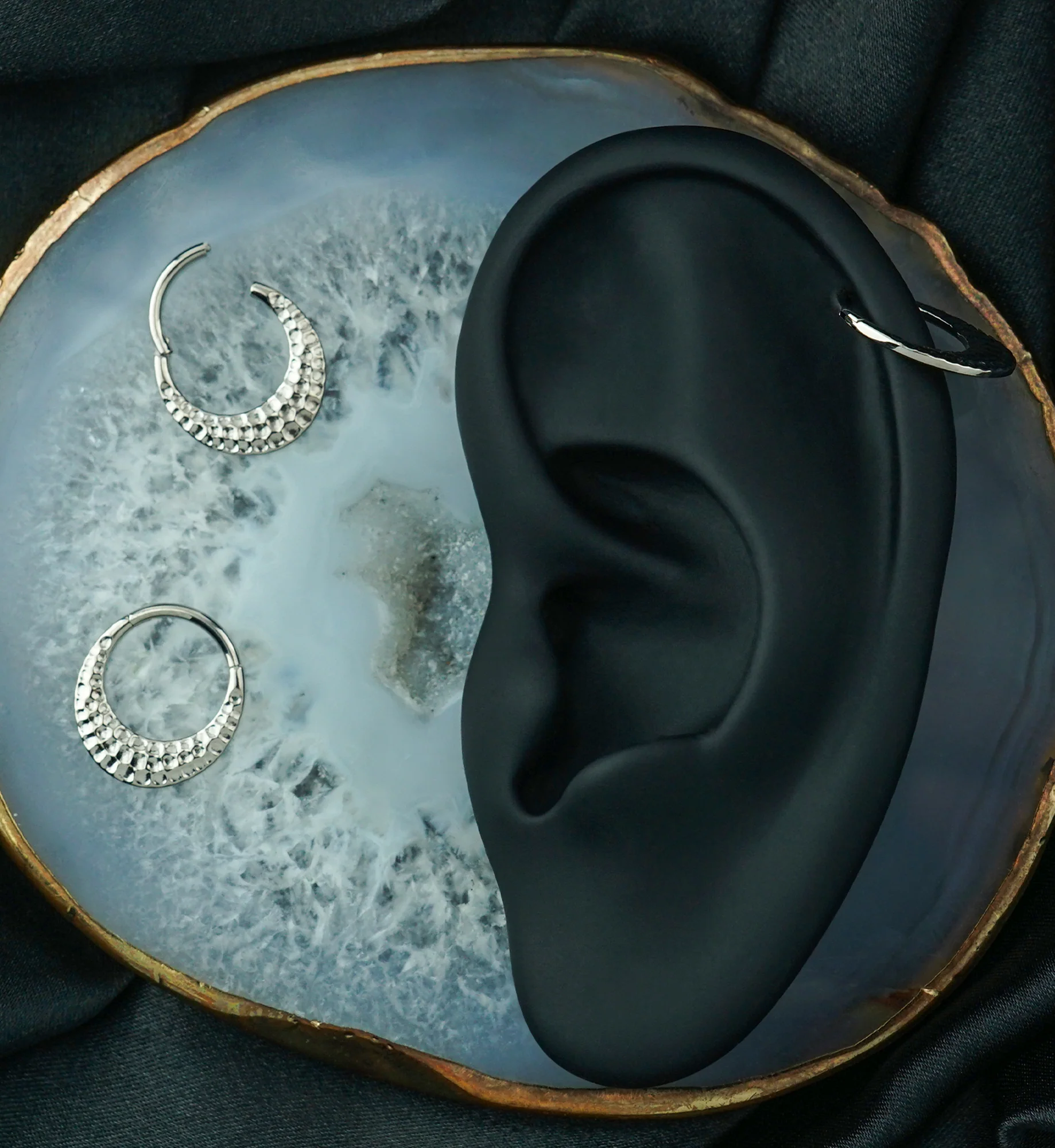Hammered Hoop Titanium Hinged Segment Ring - Image 3