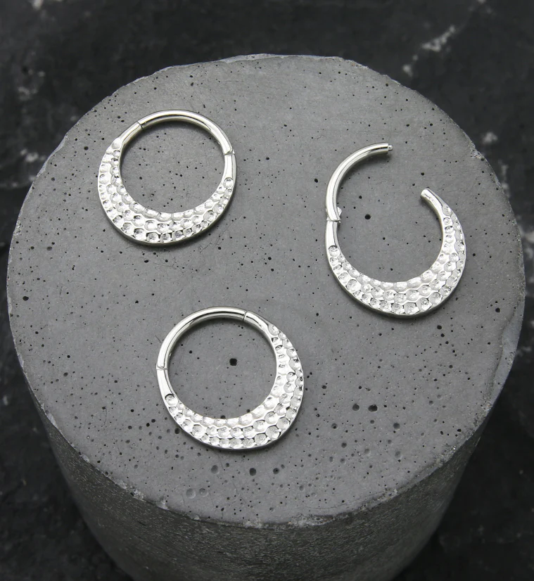 Hammered Stainless Steel Hinged Segment Ring - Image 2