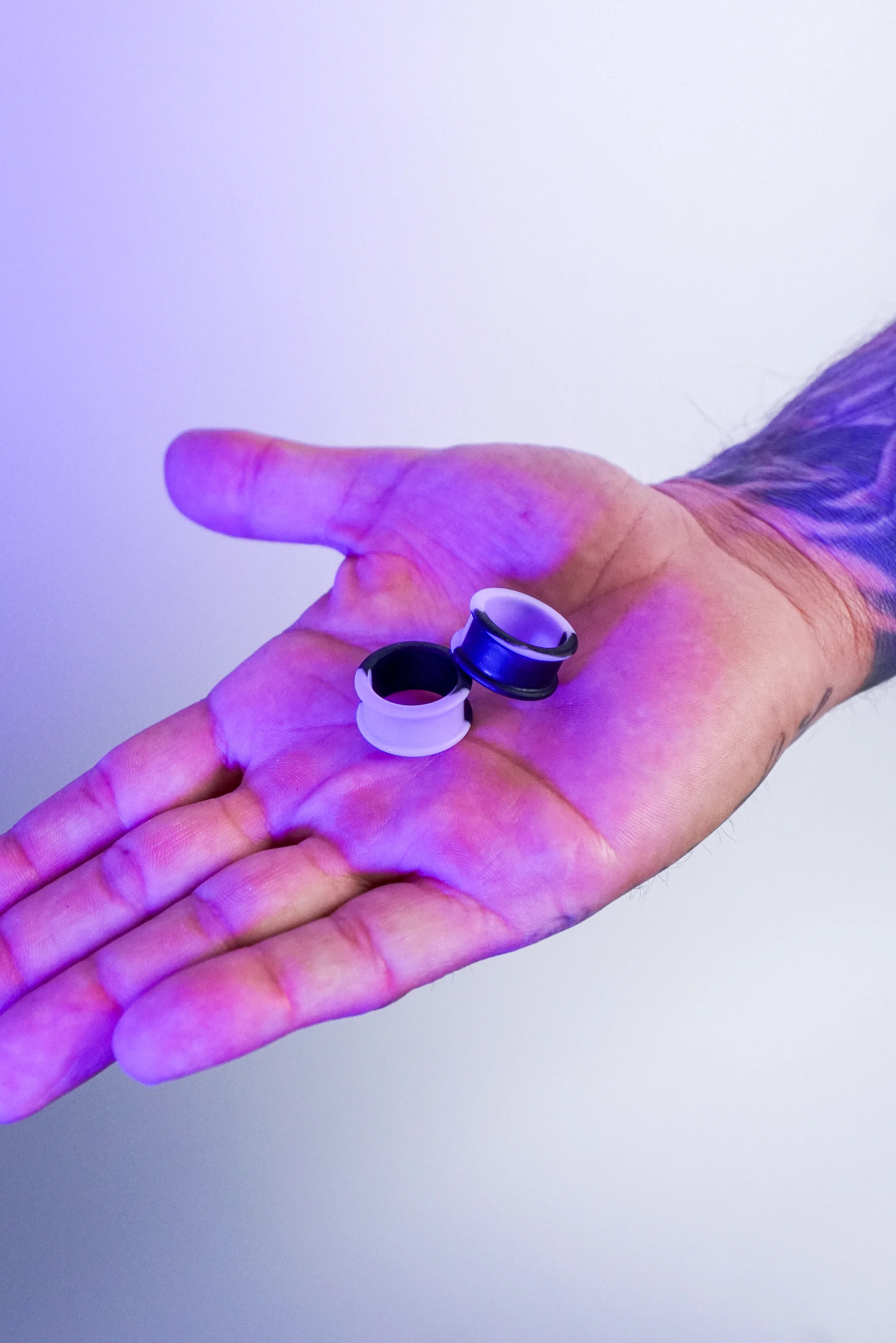 Lavender And Black Double Flare Silicone Tunnel Plugs - Image 6