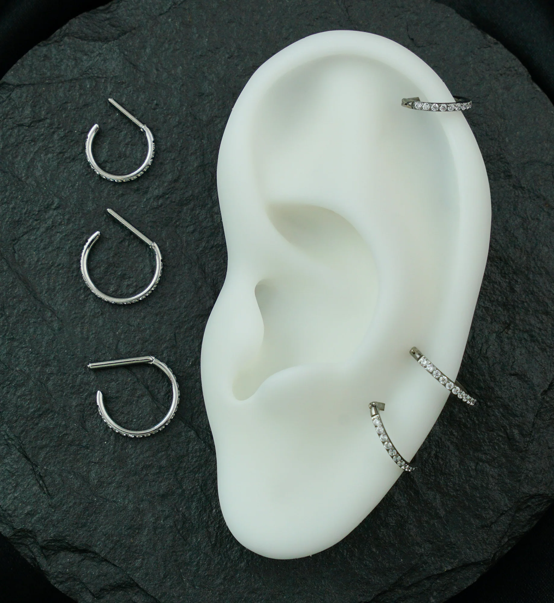 Outward Facing Deca Clear CZ Titanium D-Shaped Hinged Segment Ring - Image 3