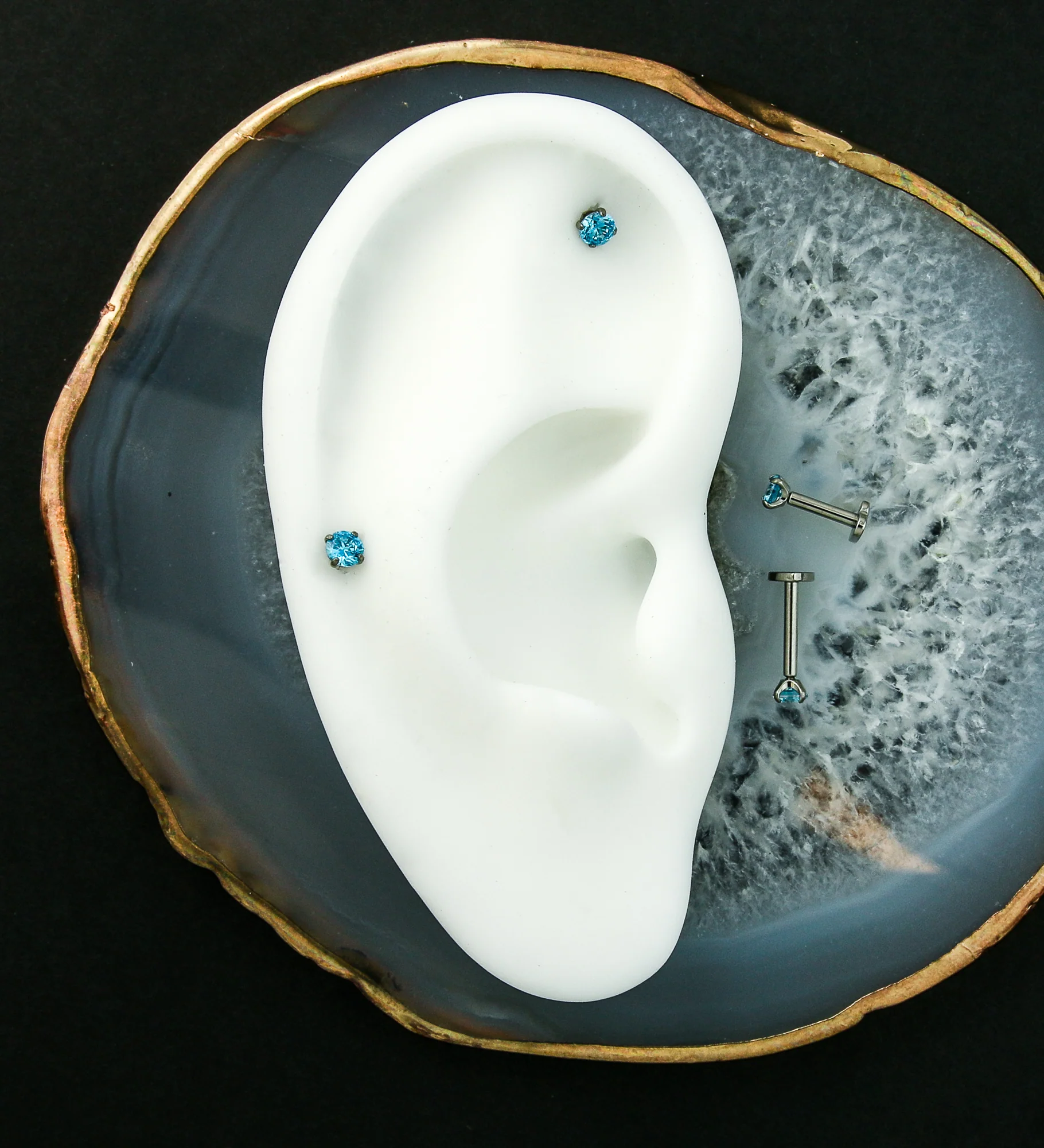 Prong Aqua CZ Internally Threaded Titanium Heart Disk Labret - Image 2