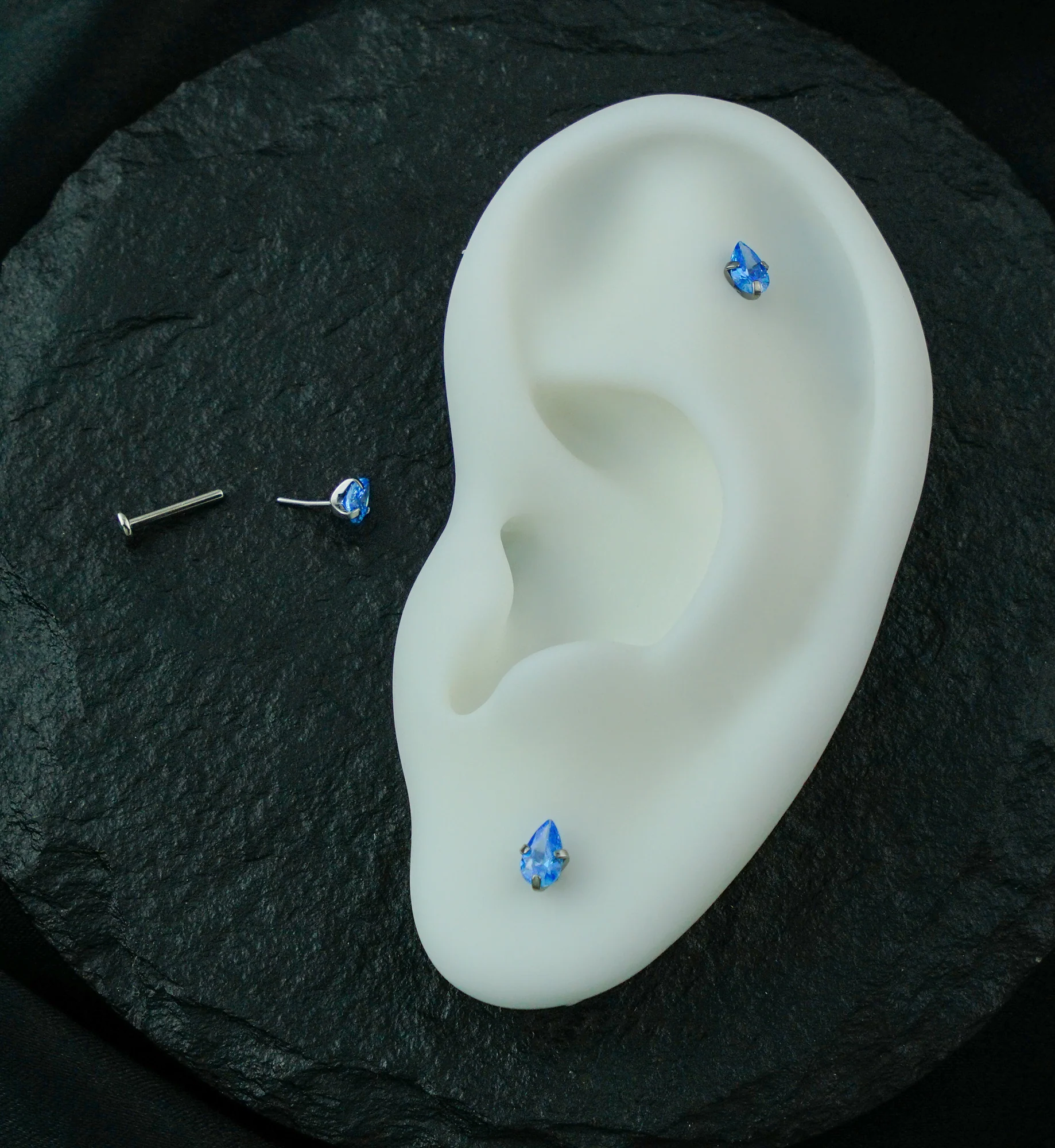 Prong Teardrop Aqua CZ Threadless Titanium Flat Disk Labret - Image 2