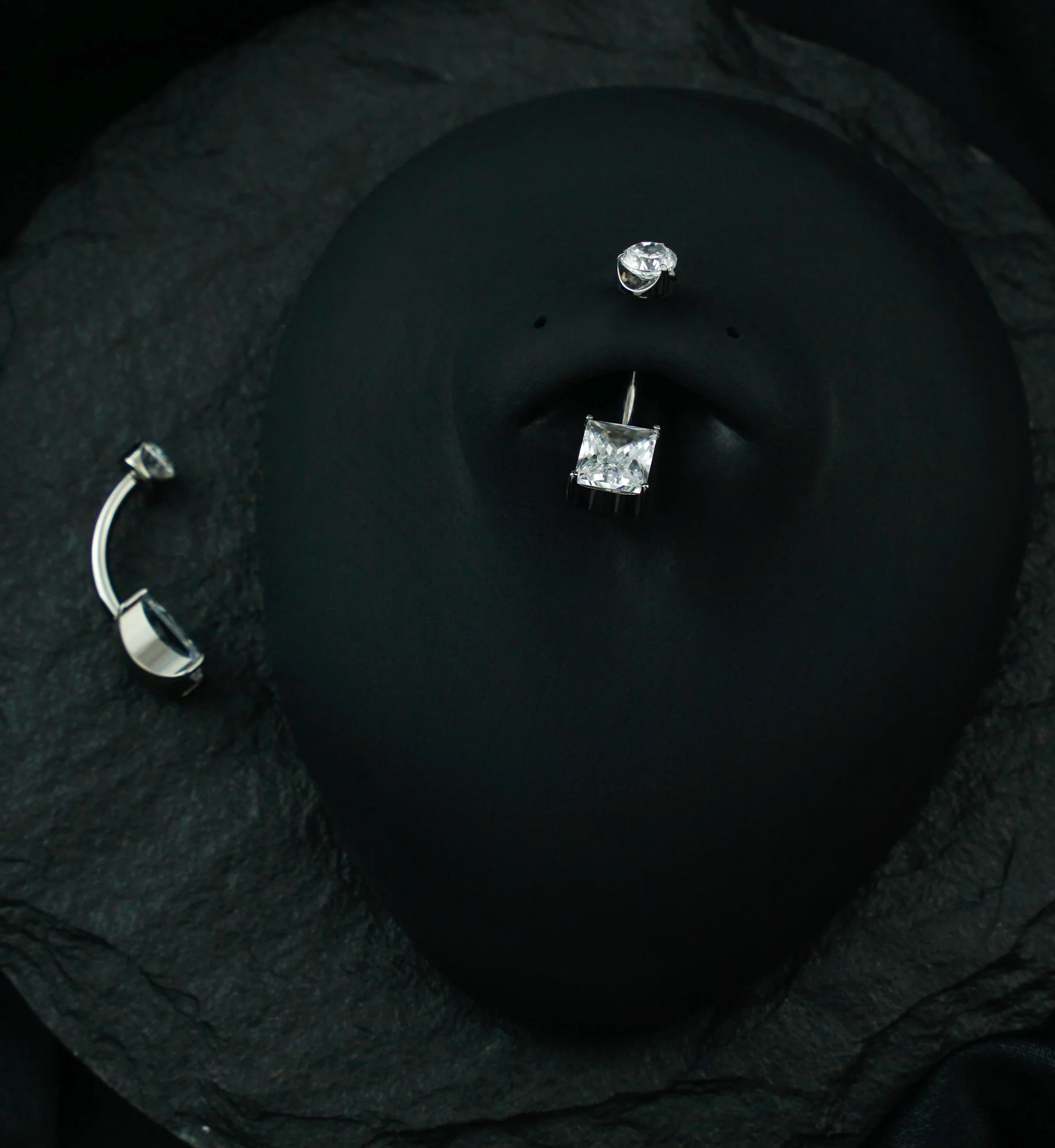 Rectangle Semi-Bezel Clear CZ Titanium Internally Threaded Belly Button Ring - Image 2