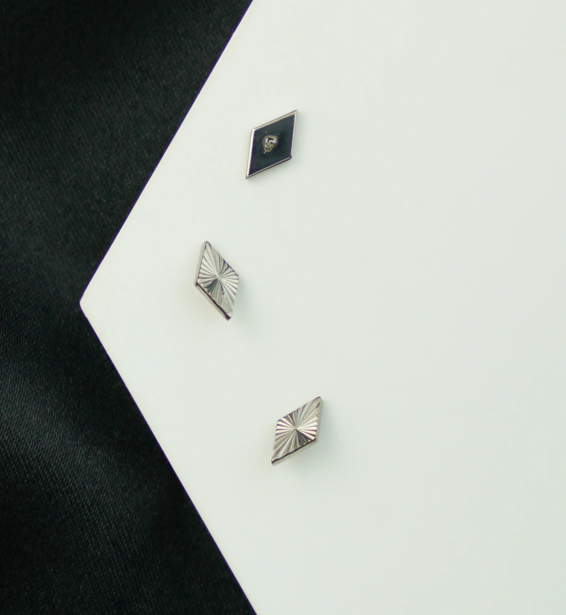 Score Rhombus Titanium Internally Threaded Top - Image 2