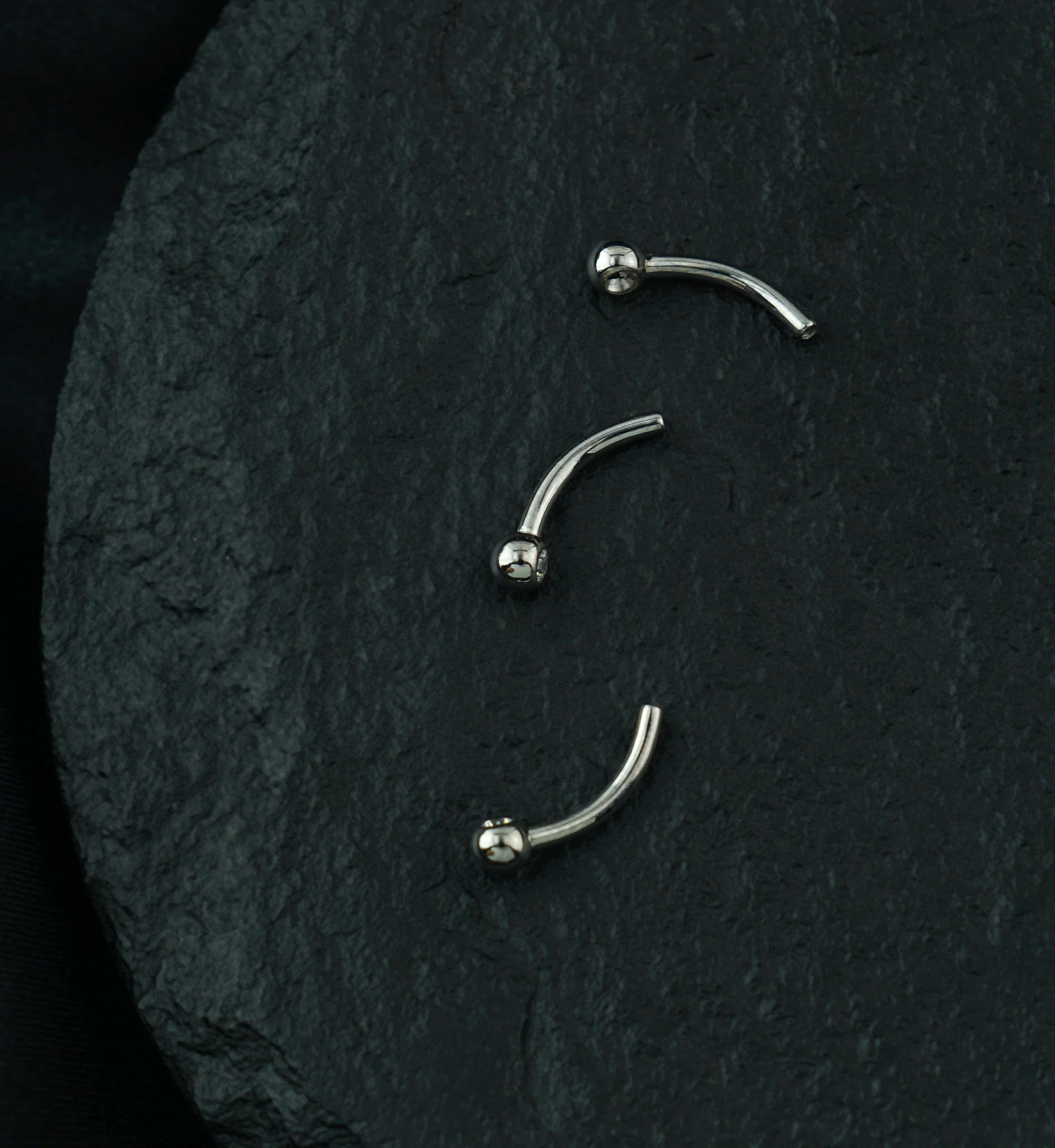 Single CZ Titanium Curved Internally Threaded Barbell - Image 2