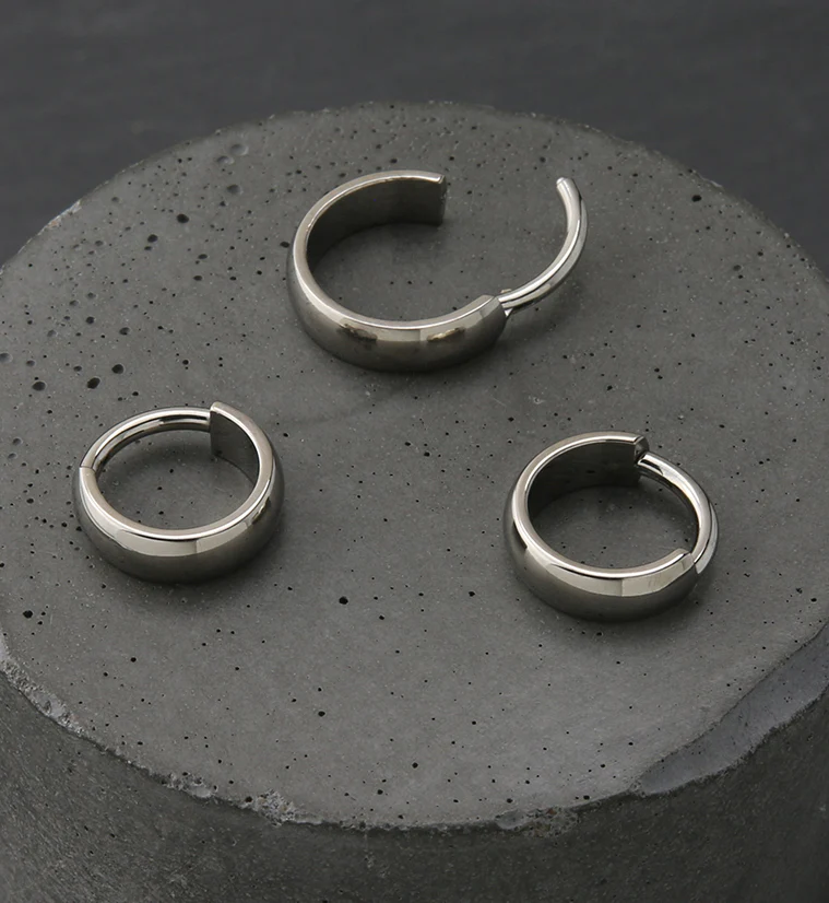 Smooth Titanium Hinged Segment Ring - Image 2