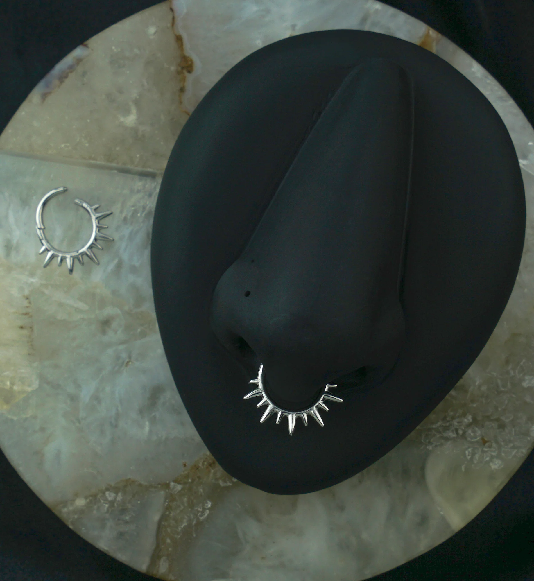 Spike Ray Stainless Steel Hinged Segment Ring - Image 2