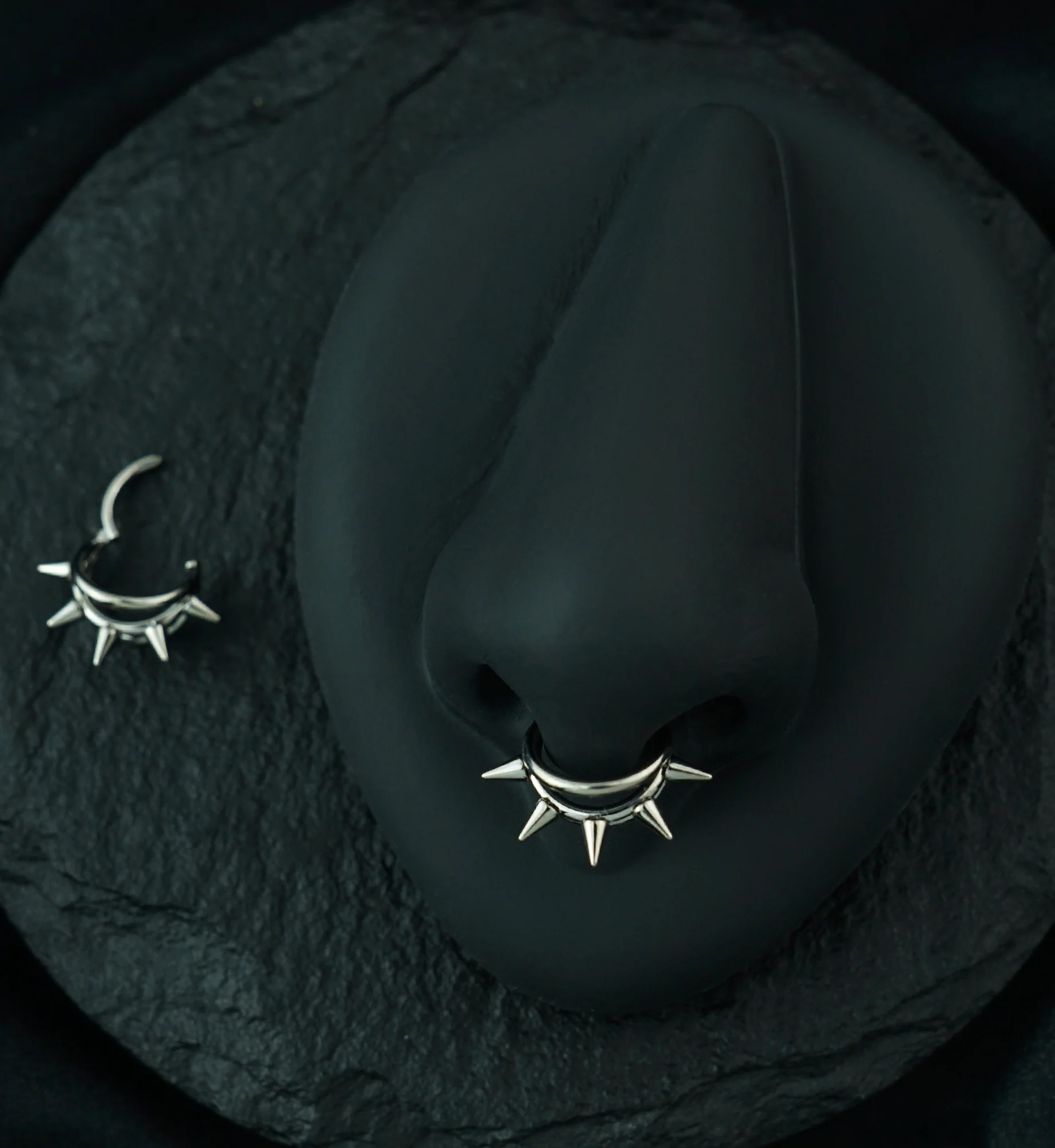 Spiked Trap Titanium Hinged Segment Ring - Image 2
