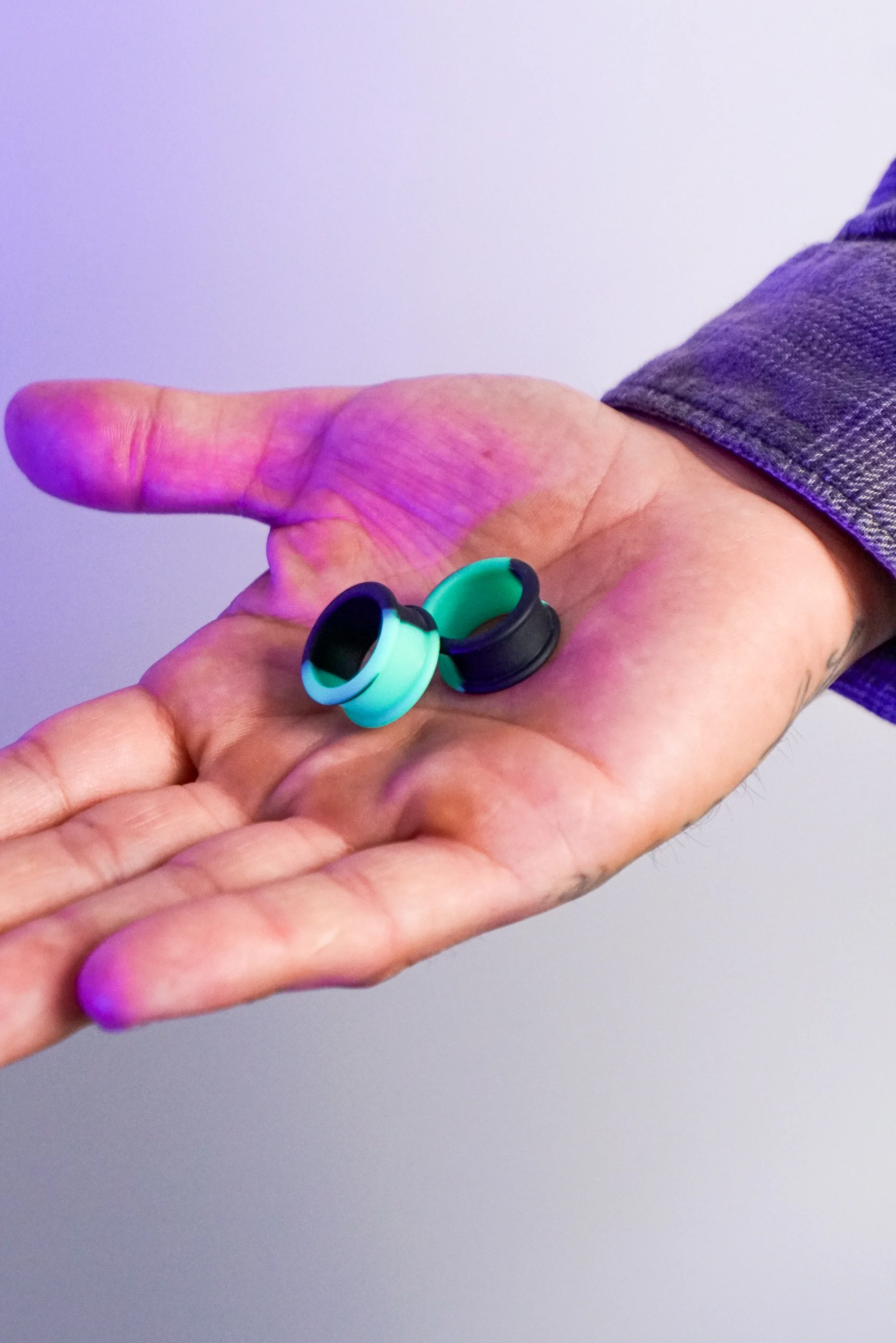 Teal And Black Double Flare Silicone Tunnel Plugs - Image 9