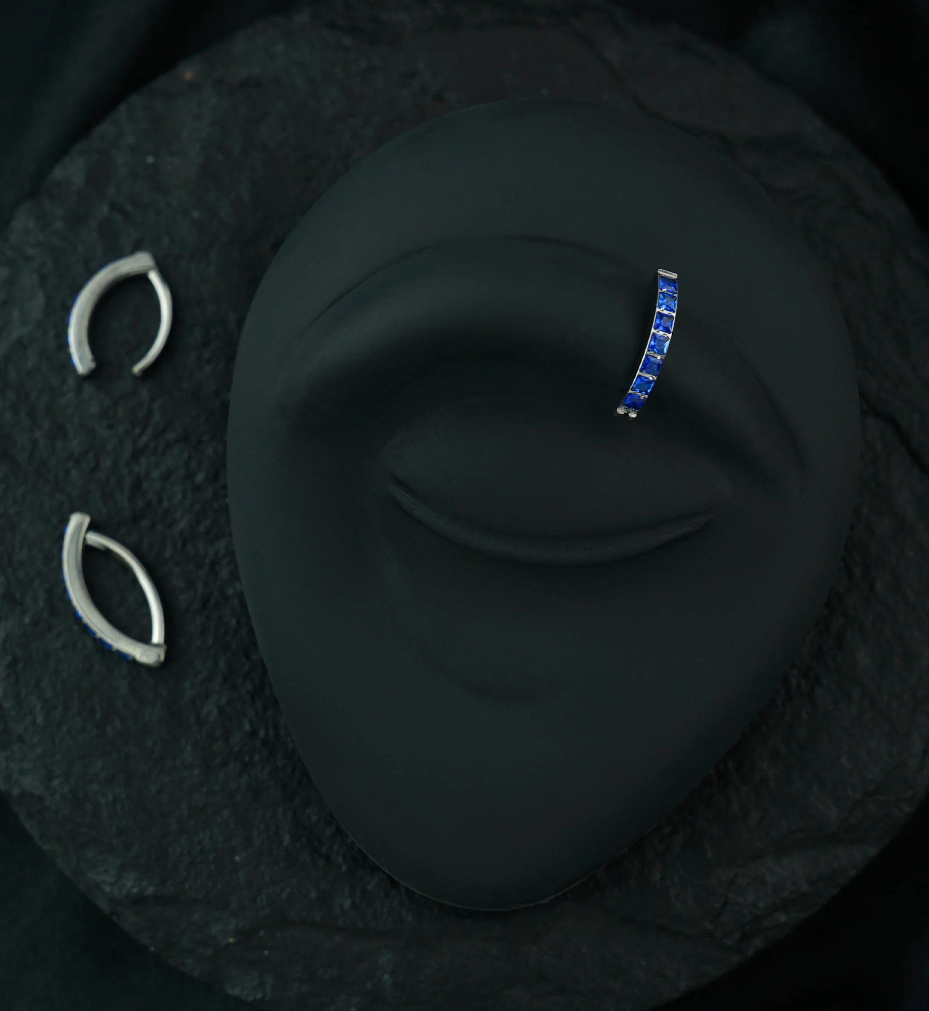 Vertical Blue CZ Titanium Hinged Segment Ring - Image 2