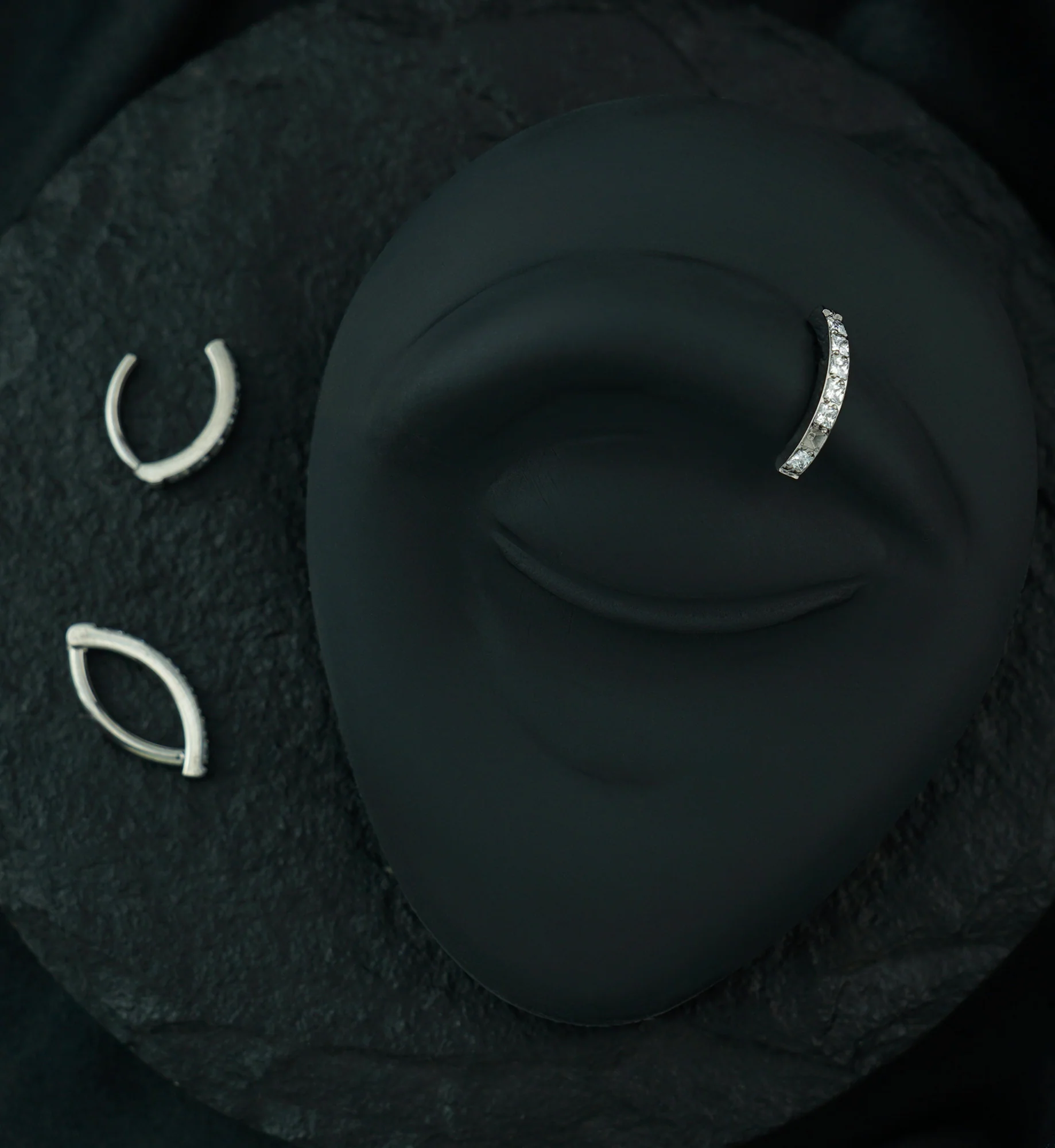 Vertical Clear CZ Titanium Hinged Segment Ring - Image 4