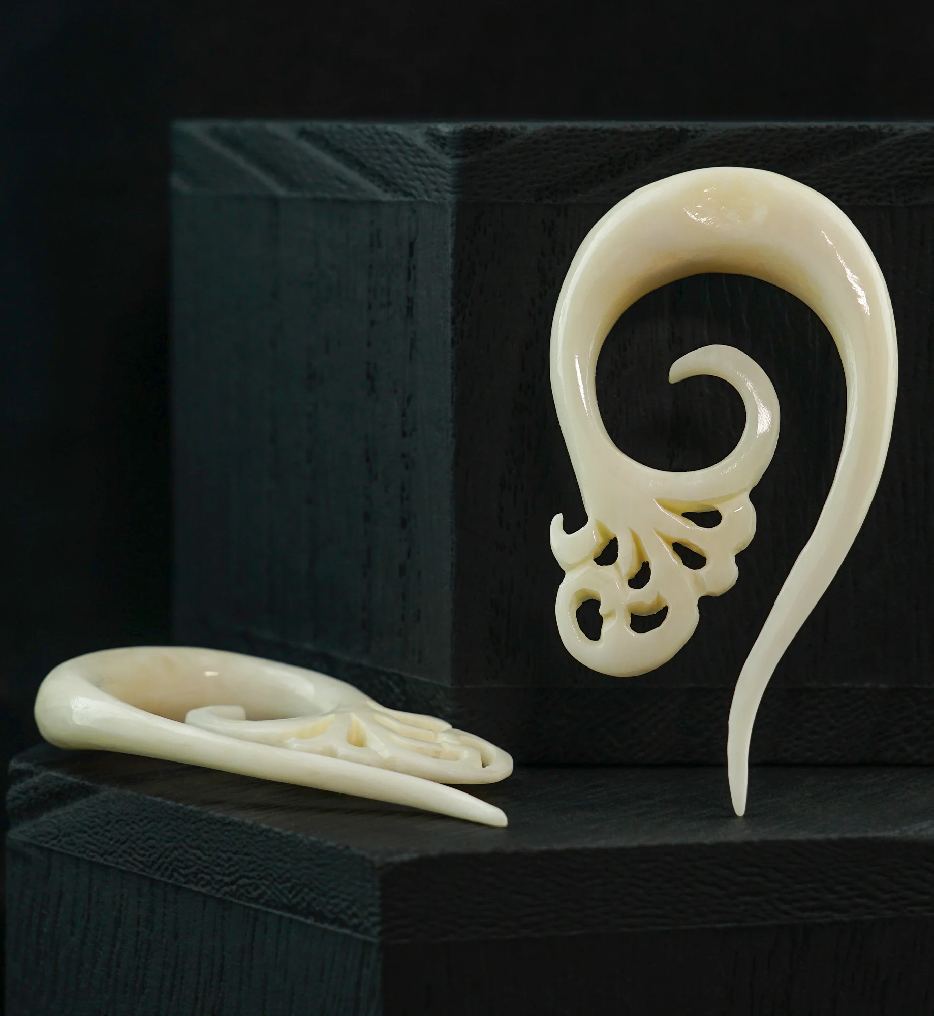 White Plexus Tail Spiral Bone Hangers - Image 2