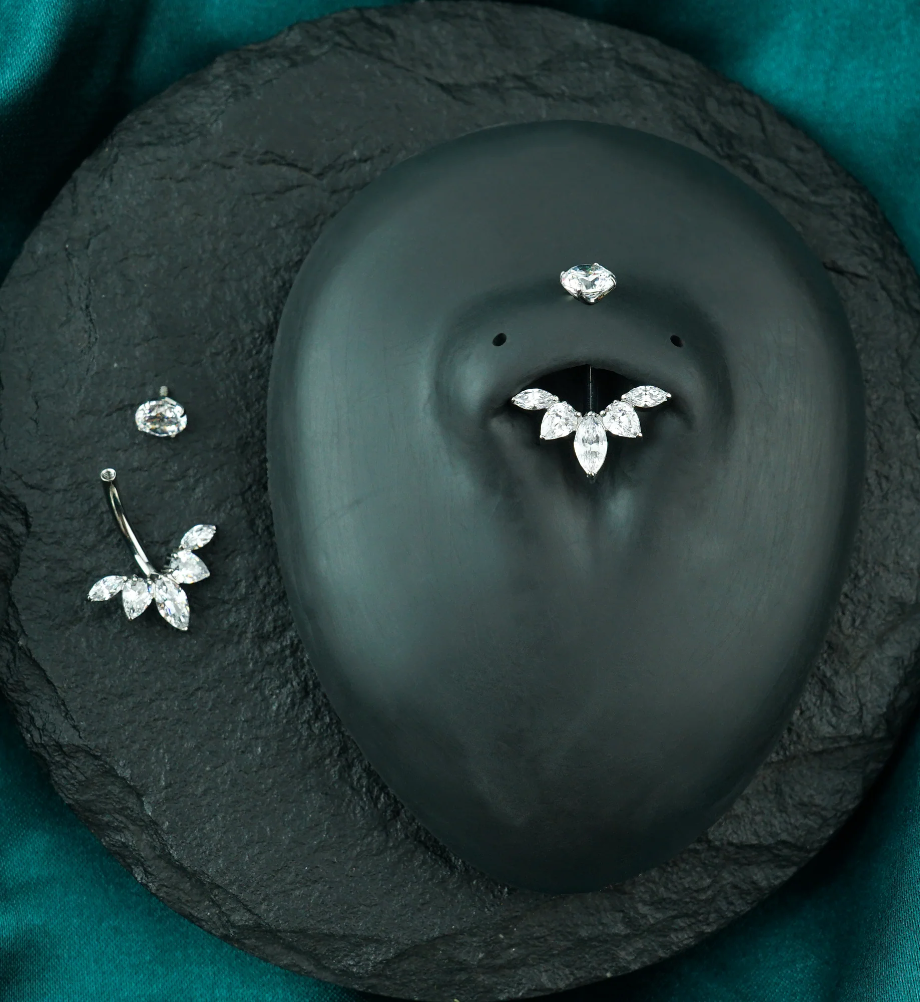 Winged CZ Titanium Internally Threaded Belly Button Ring - Image 2